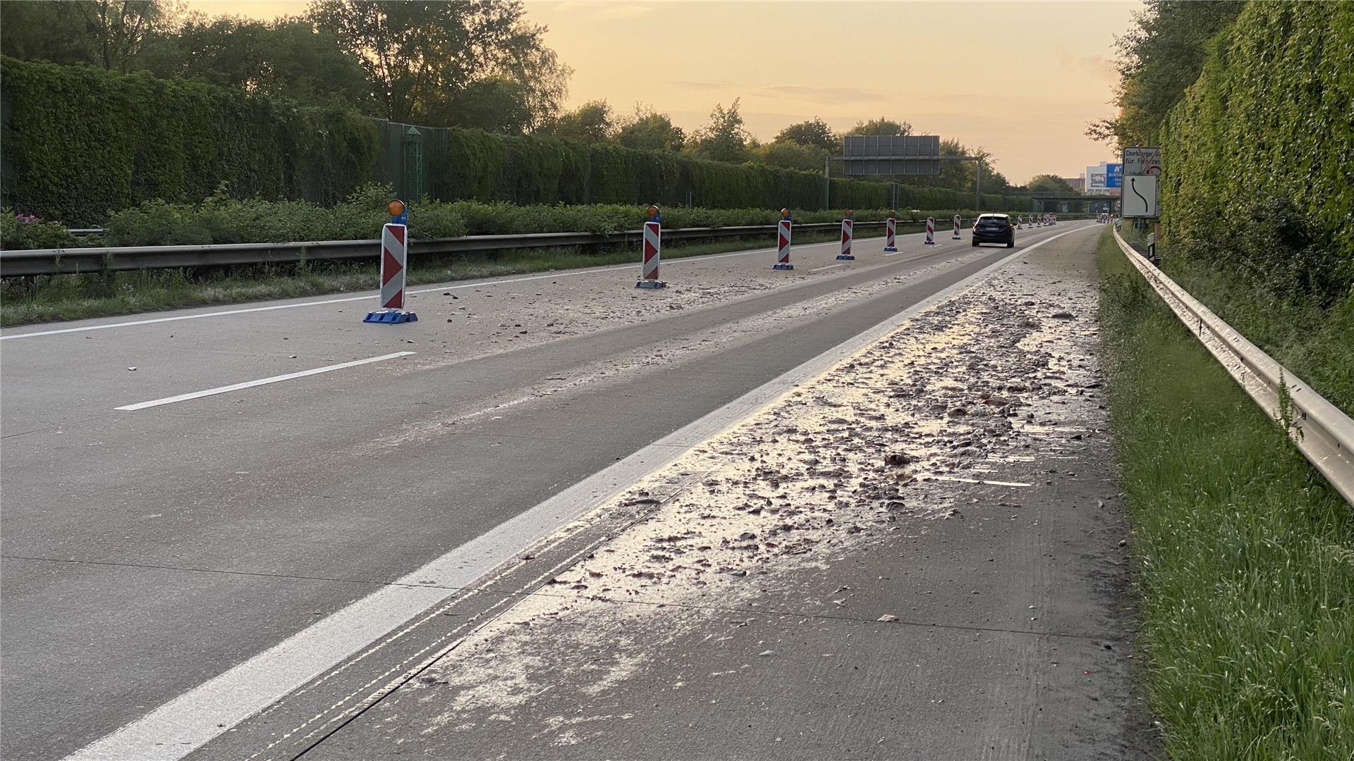 Fischabfälle auf der A27: Die Autobahn musste gesperrt und aufwendig gereinigt werden.