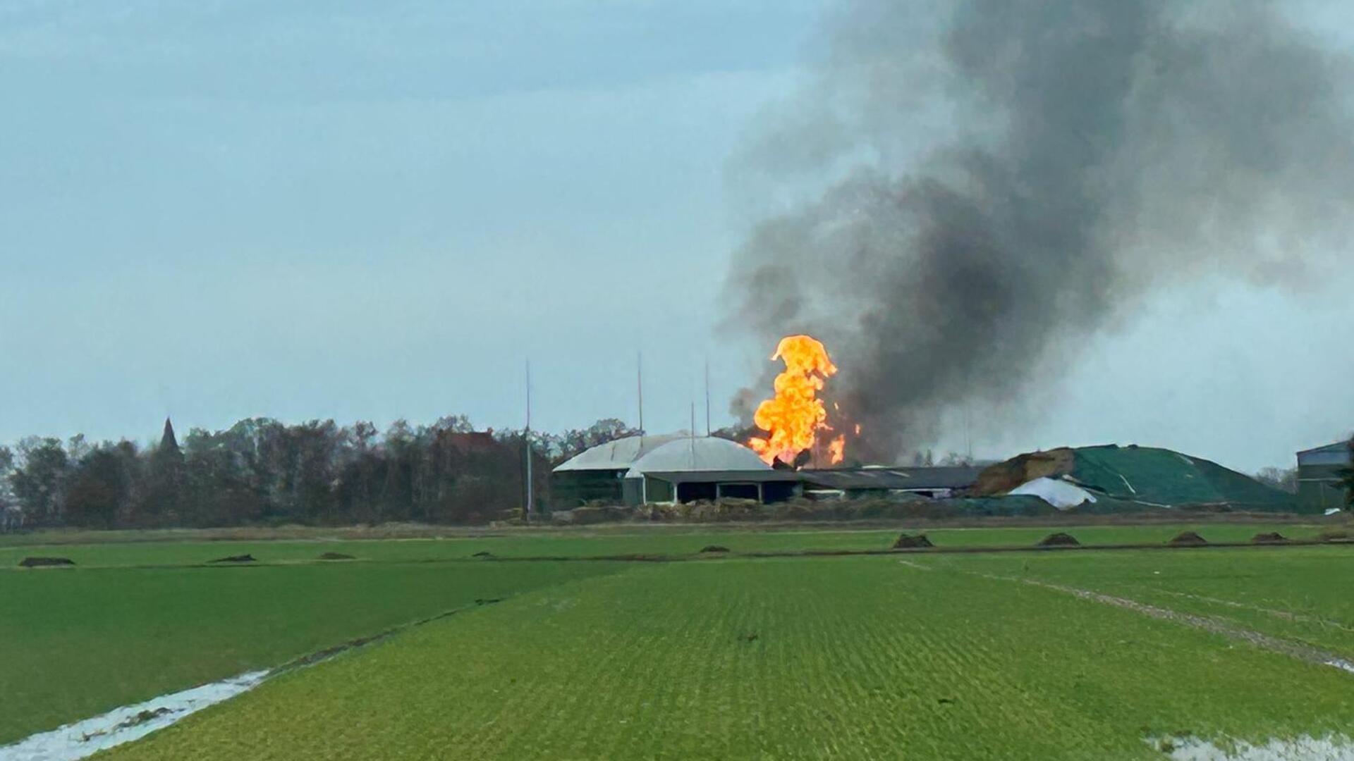 Flammen schlagen aus einer Biogasanlage in der Samtgemeinde Velpke (Landkreis Helmstedt).