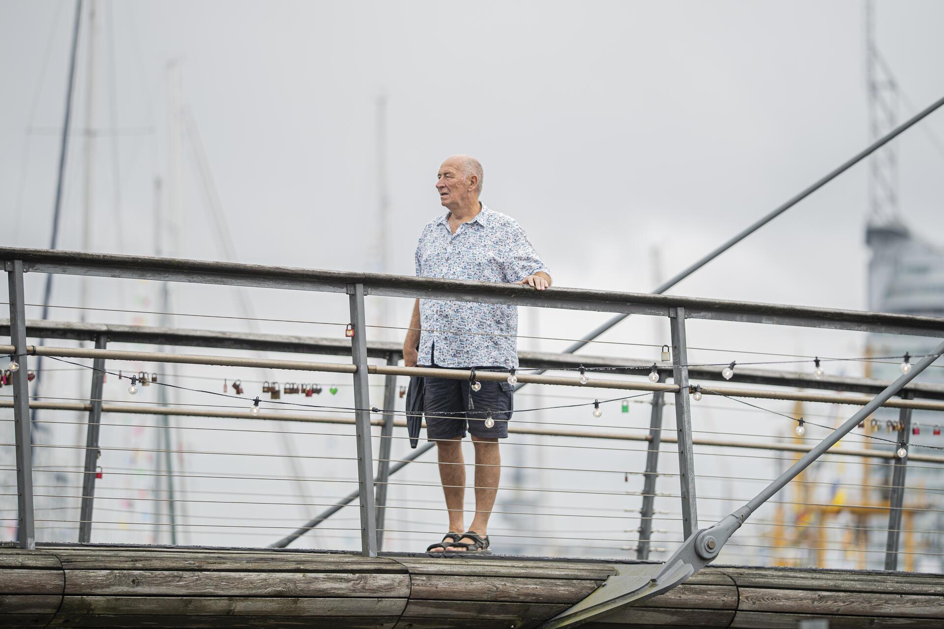 Ein Mann an einer Brücke. 