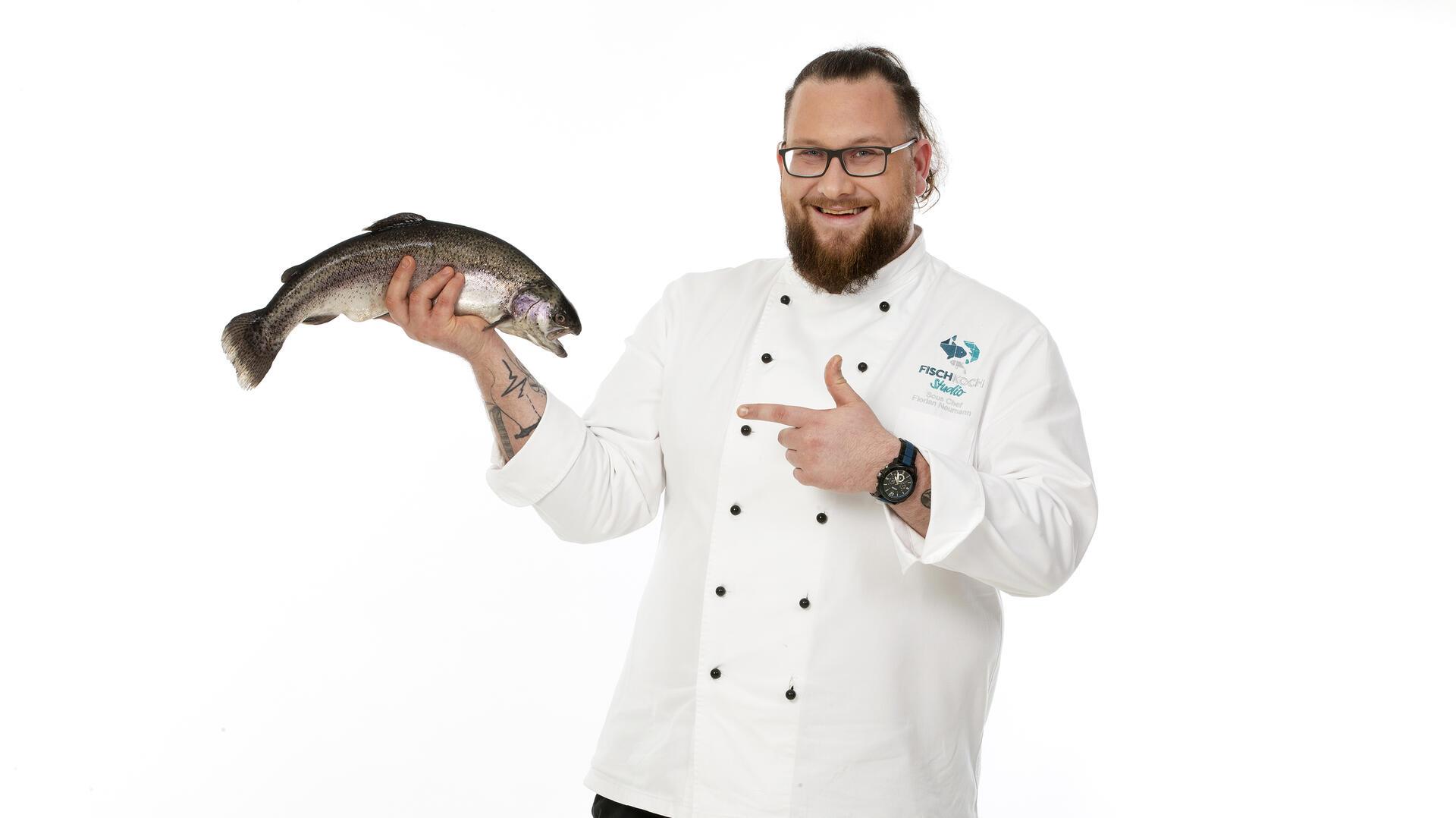 Florian Zerbst hält einen Fisch