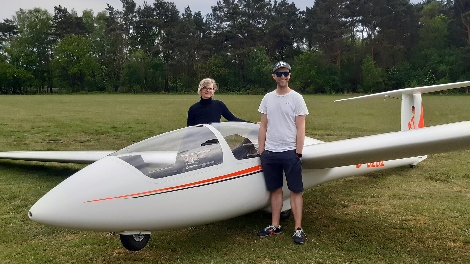 Fluglehrerin Karin Gesierich (links) und Fluglehrer Tim Rühenbeck präsentieren das neue Schulflugzeug des Tarmstedter Vereins, das nun auch von Menschen mit Mobiltätseinschränkungen gesteuert werden kann.