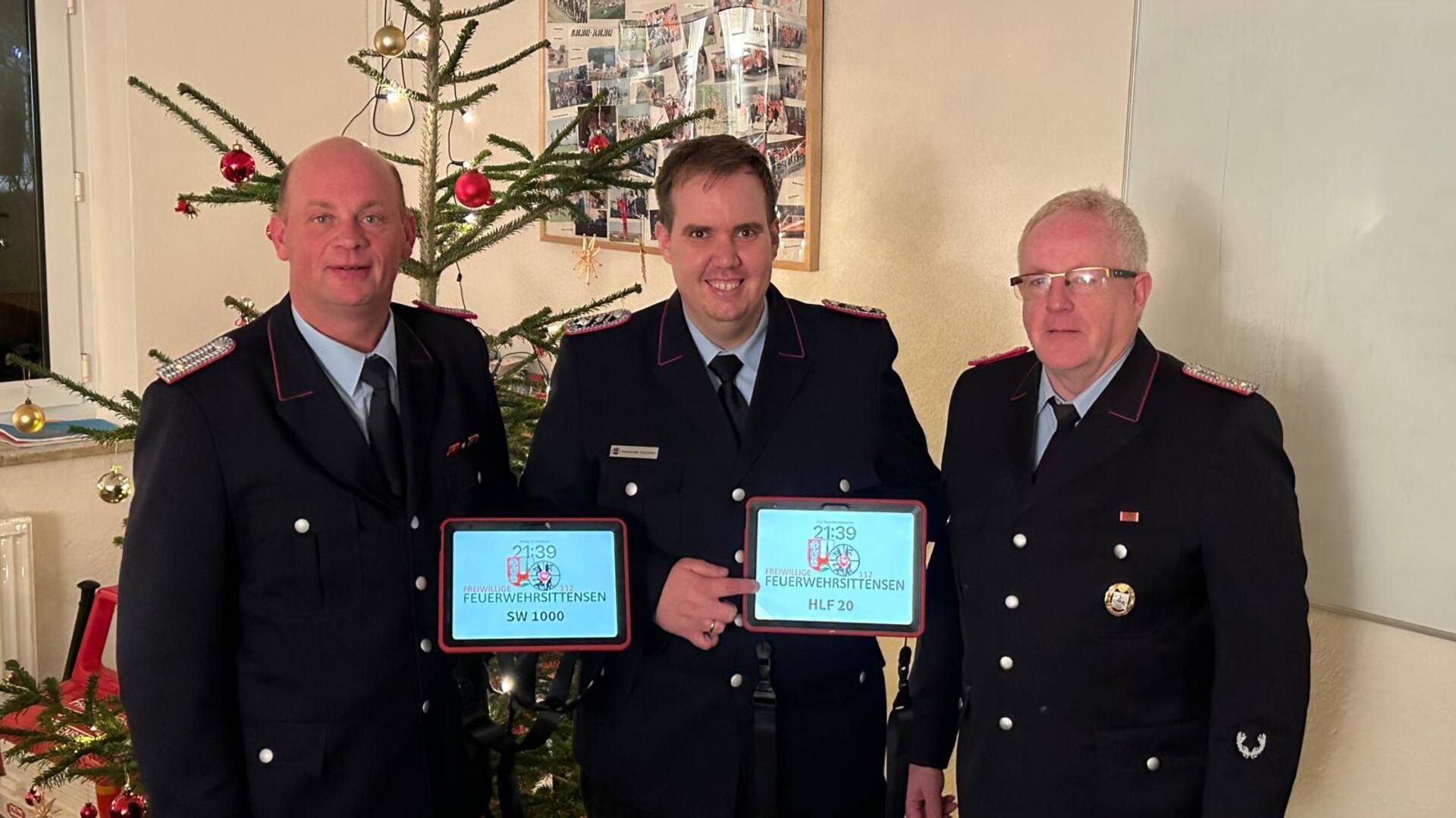 Fördervereinsvorsitzender Alexander Schröder (Mitte) freute sich, vier Tablets an die Feuerwehr Sittensen übergeben zu können. Ortsbrandmeister Jürgen Stache (rechts) und sein Stellvertreter Claus Hauschild (links) nahmen diese gern im Empfang.