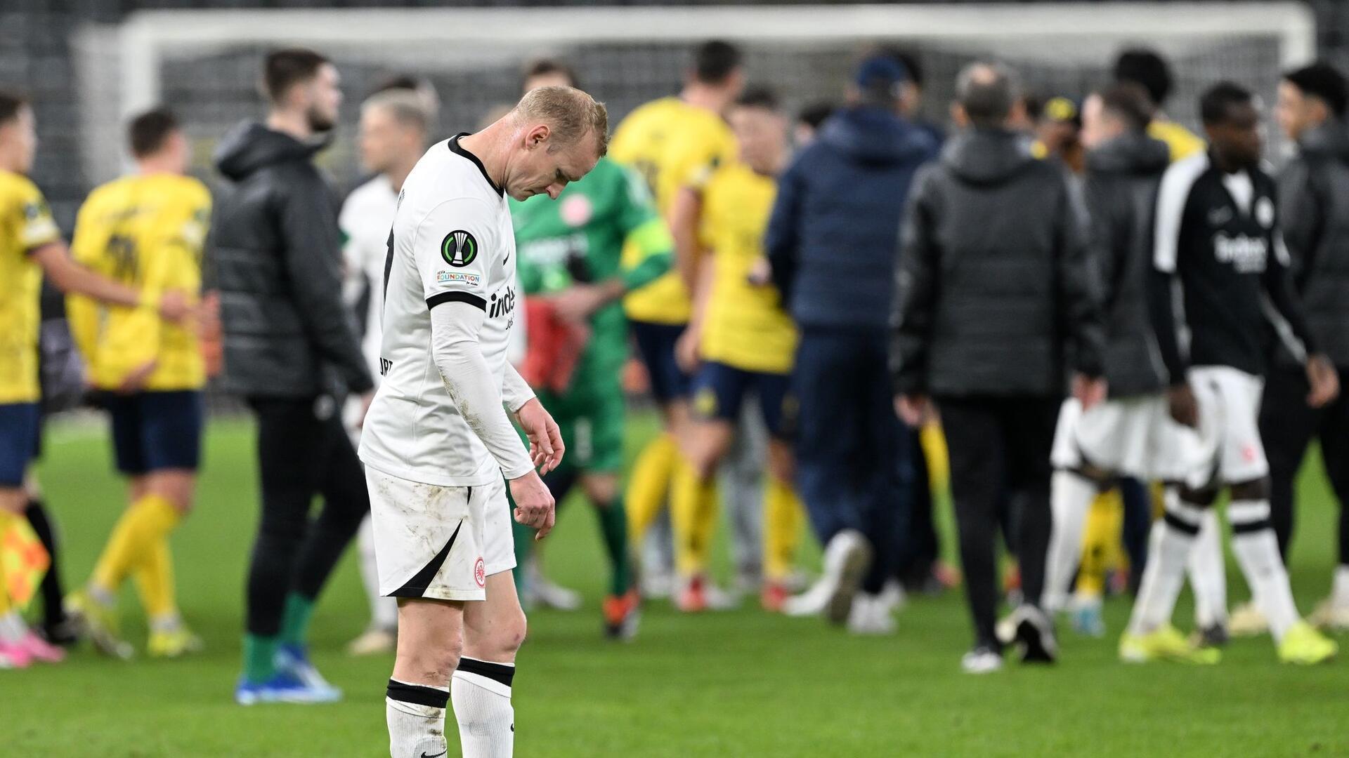 Frankfurts Sebastian Rode ist sichtlich enttäuscht: Die Eintracht hat leichtfertig eine gute Ausgangsposition im Kampf um den Einzug ins Achtelfinale der Conference League verspielt. Bei Union Saint-Gilloise kam man trotz Zwei-Tore-Führung nur zu einem 2:2.