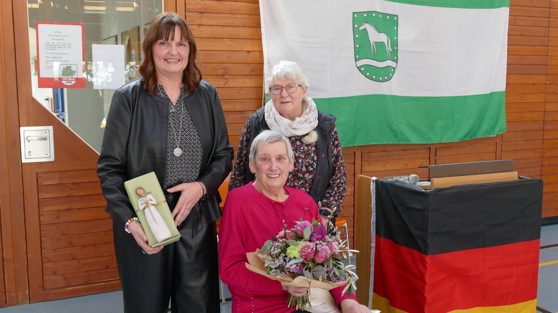 „Frau des Jahres 2024“ wurde Renate Jürgens aus Stotel (sitzend), ausgezeichnet von Anja Gärtner (links) und Susanne Köster (rechts). 