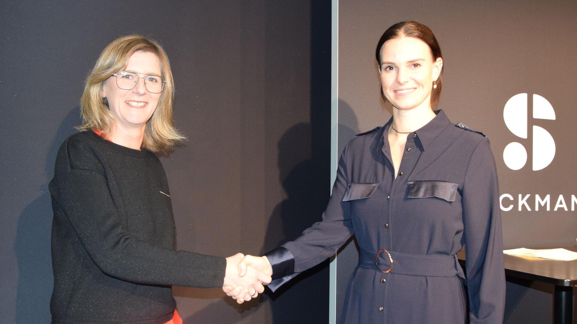 Frauke Langen (SPD, links) und Vanessa-Kim Zobel (CDU), Direktkandidatinnen zur Bundestagswahl im Wahlkreis Stade I - Rotenburg II, verabschieden sich am Ende der Talkshow im Modehaus Stackmann mit Handschlag. Höchstwahrscheinlich wird eine von ihnen den Wahlkreis gewinnen.