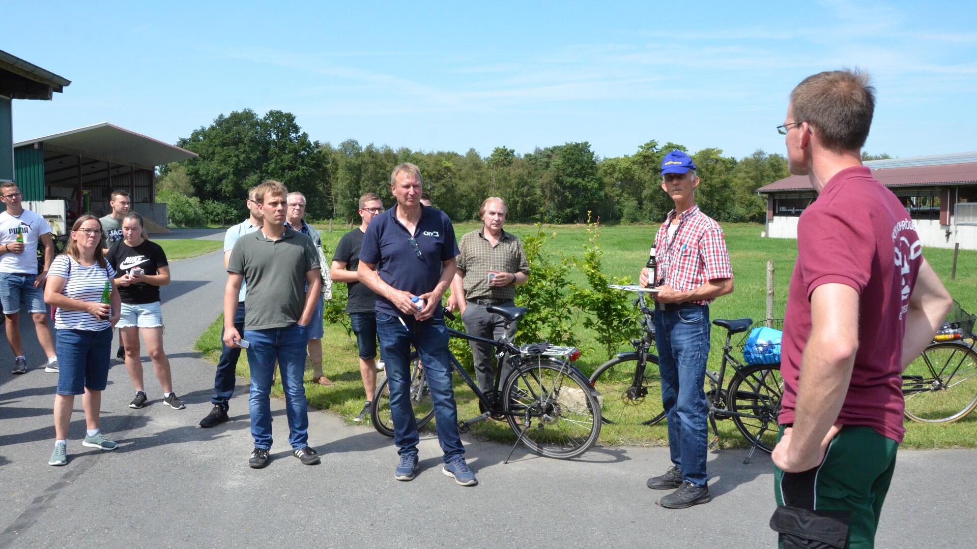 Frederik Schröder (rechts) stellte den Teilnehmern seinen modernen Glinstedter Milchviehbetrieb vor.