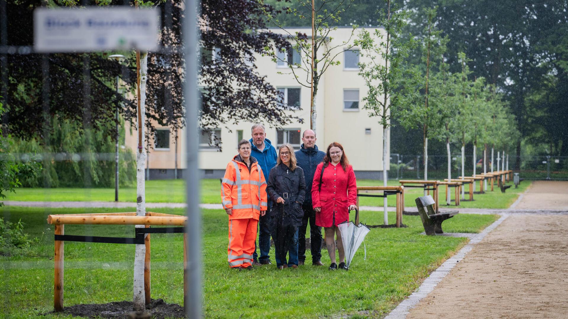 Freigabe des Waldemar-Becké-Platzes im Rahmen des Reset-Programms zur Erneuerung des Baumbestandes. Im Bild (von links): Gudrun Schlichting, Mathias Neumann, Ute Rößler, Konstantin Hoffmann und Mandy Kathe-Heppner.