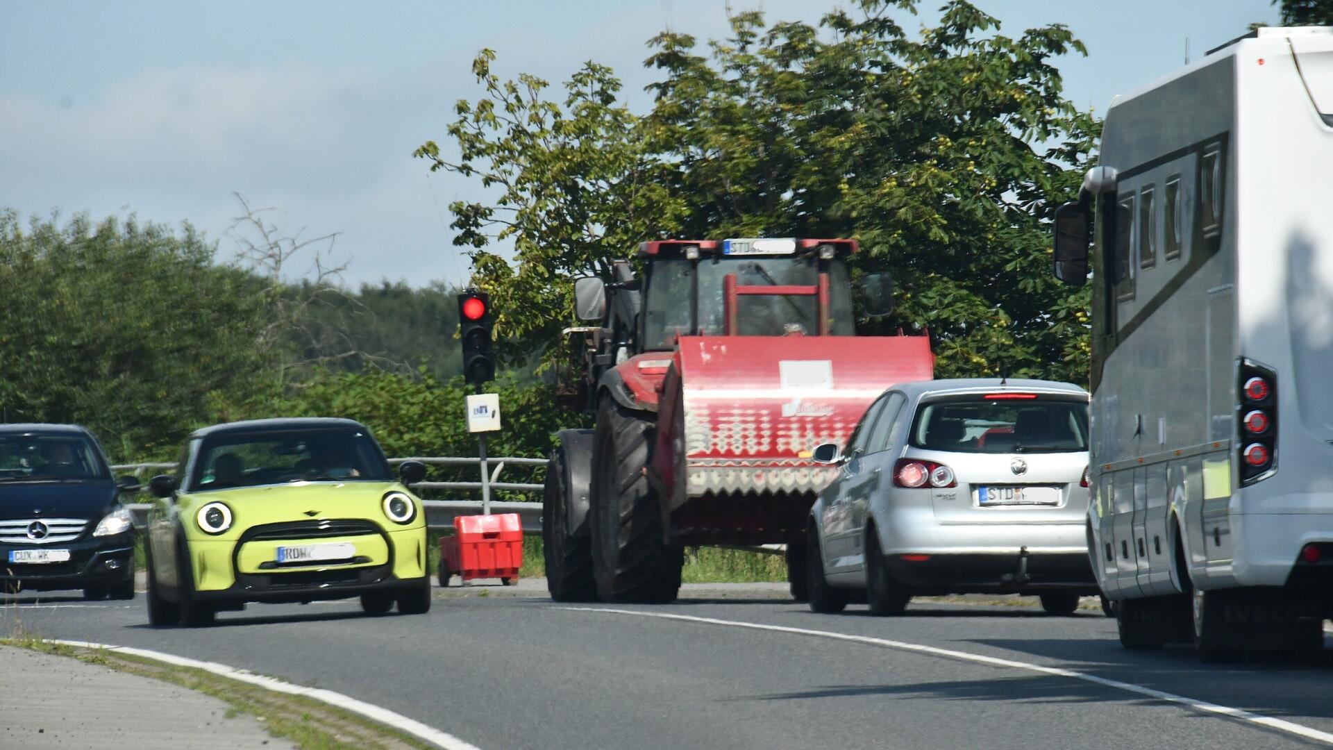 Fahrzeuge warten an einer roten Ampel