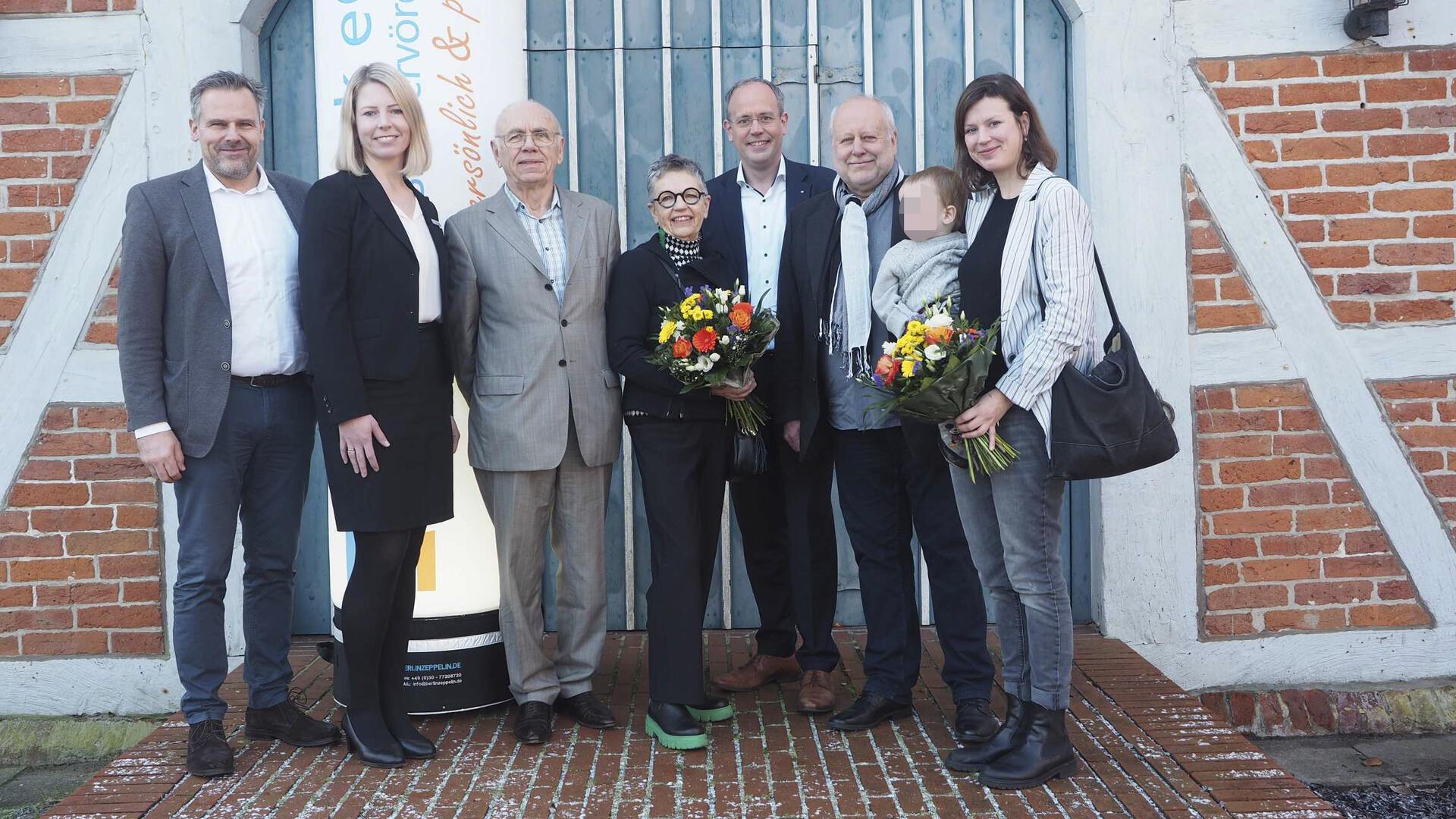 Freude beim Preisträger-Duo: Unser Foto zeigt Michael Kersting (von links) und Stefanie Kase vom Vorstand der Volksbank, Aquarellist Siegfried Krön aus Bremervörde (zweiter Preis), Edeltraud Hennemann aus Osterholz-Scharmbeck (erster Preis), Vorstandssprecher Jan Mackenberg, Kulturjournalist Dr. Rainer Beßling (Jurymitglied und Laudator des Kulturpreises) sowie Dr. Henrike Hans (Jurymitglied des Kulturpreises) mit ihrem Sohn.