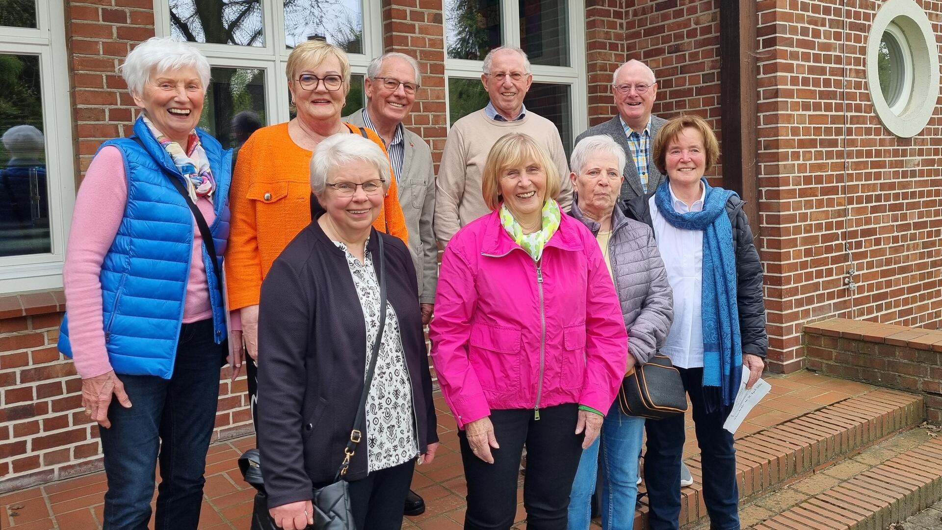 Freude über das Wiedersehen: Vordere Reihe von links: Marlene Grotheer (Scheland), Ilse Schulz (Riggers), Karin Bredehöft (Meyer), Hildegard Teetz (Deppe). Hintere Reihe: Marianne Horlboge (Grotheer), Hannelore Hessing (Ringen), Günter Striepe, Günther Kück, Hermann Teetz.