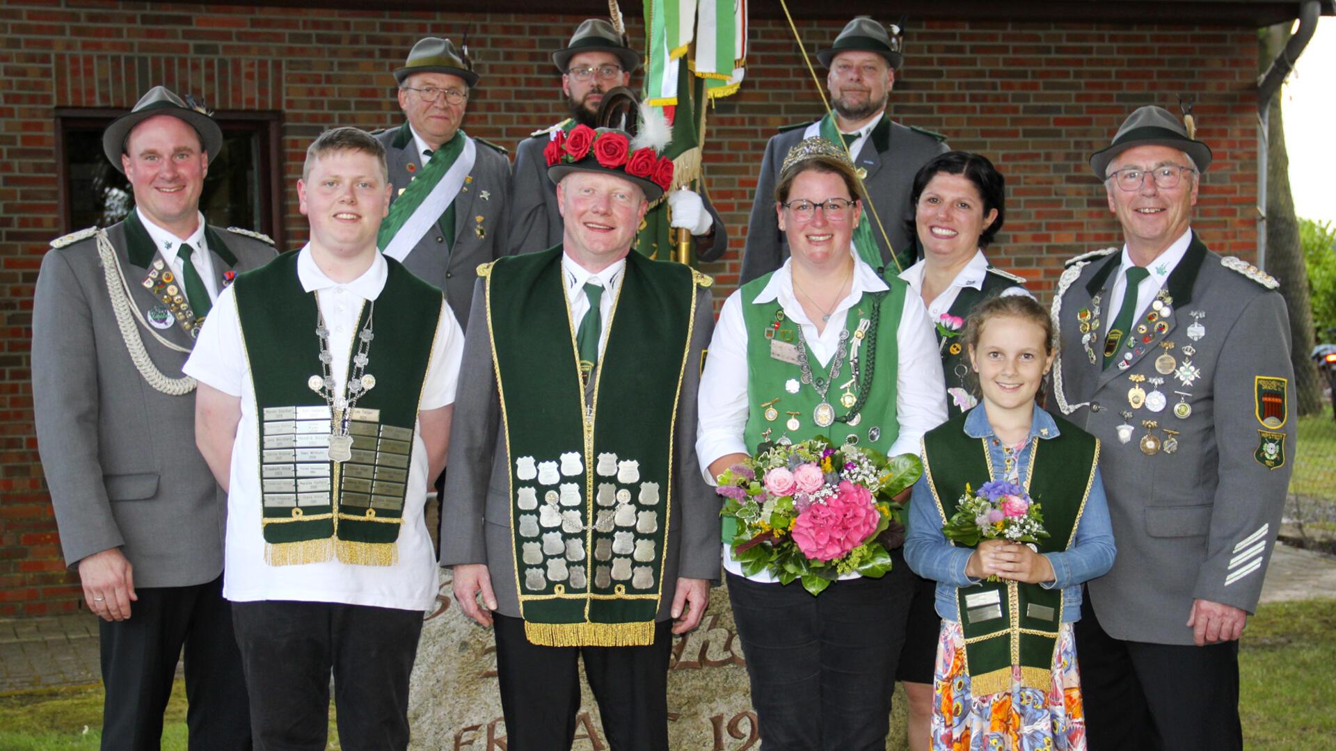 Freude über das neue Königshaus des Schützenvereins Drachel: (hinten, von links) die Fahnenträger Johann Holst, Christoph Hinck und Marc Bakker sowie (vorn, von links) Stellvertretender Präsident Karsten Steffens, Jugendkönig Noah Bakker, König Stephan Plate, Königin Elke Stelling, Stellvertretende Damenleitung Jacqueline Bakker, Kinderkönigin Charlotte Meyer und Präsident Manfred Steffens.