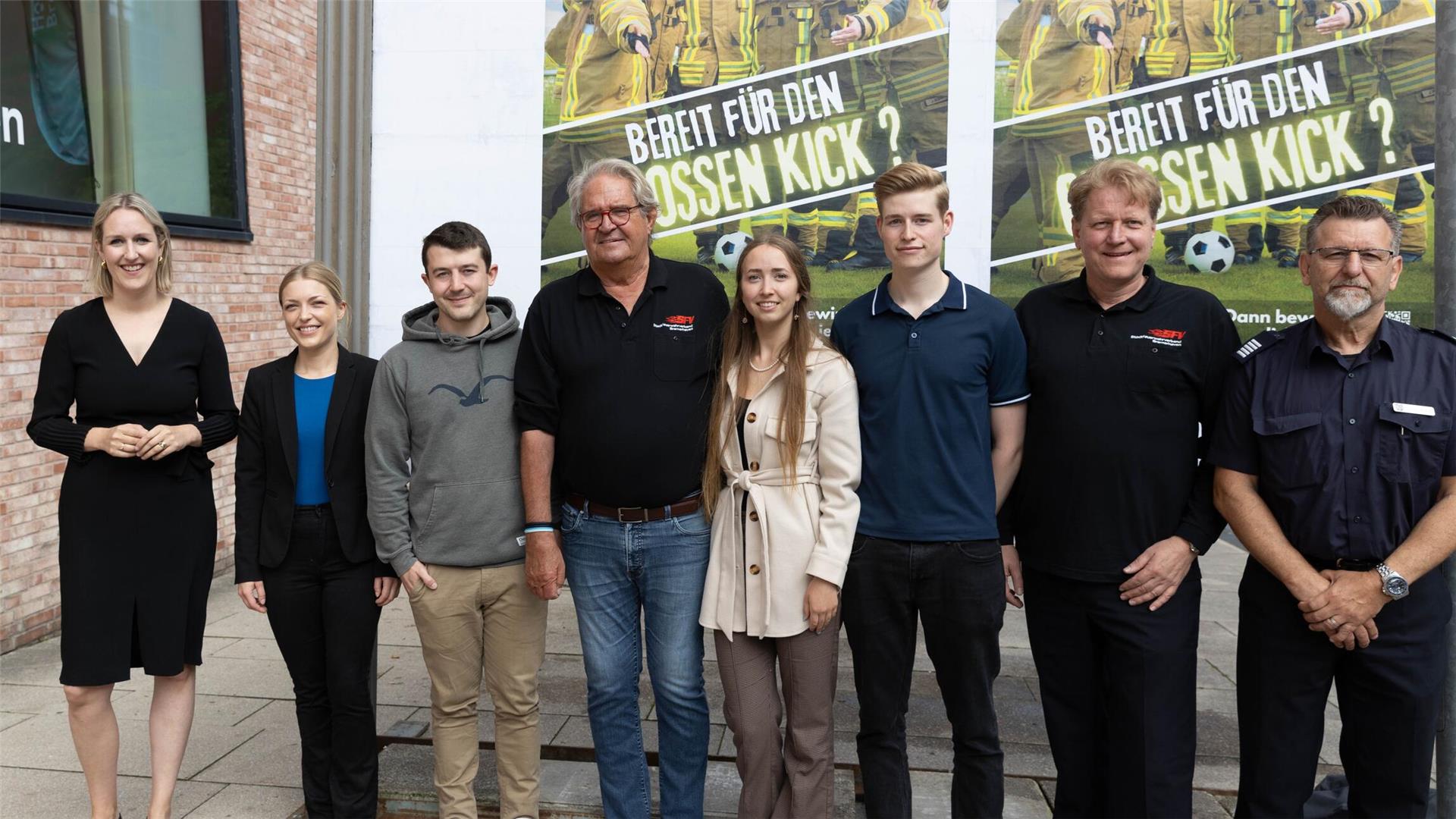 Freude über die erfolgreiche Medienkampagne bei den Beteiligten vom Feuerwehrstadtverband, der Ströer Mediengruppe und der Hochschule.