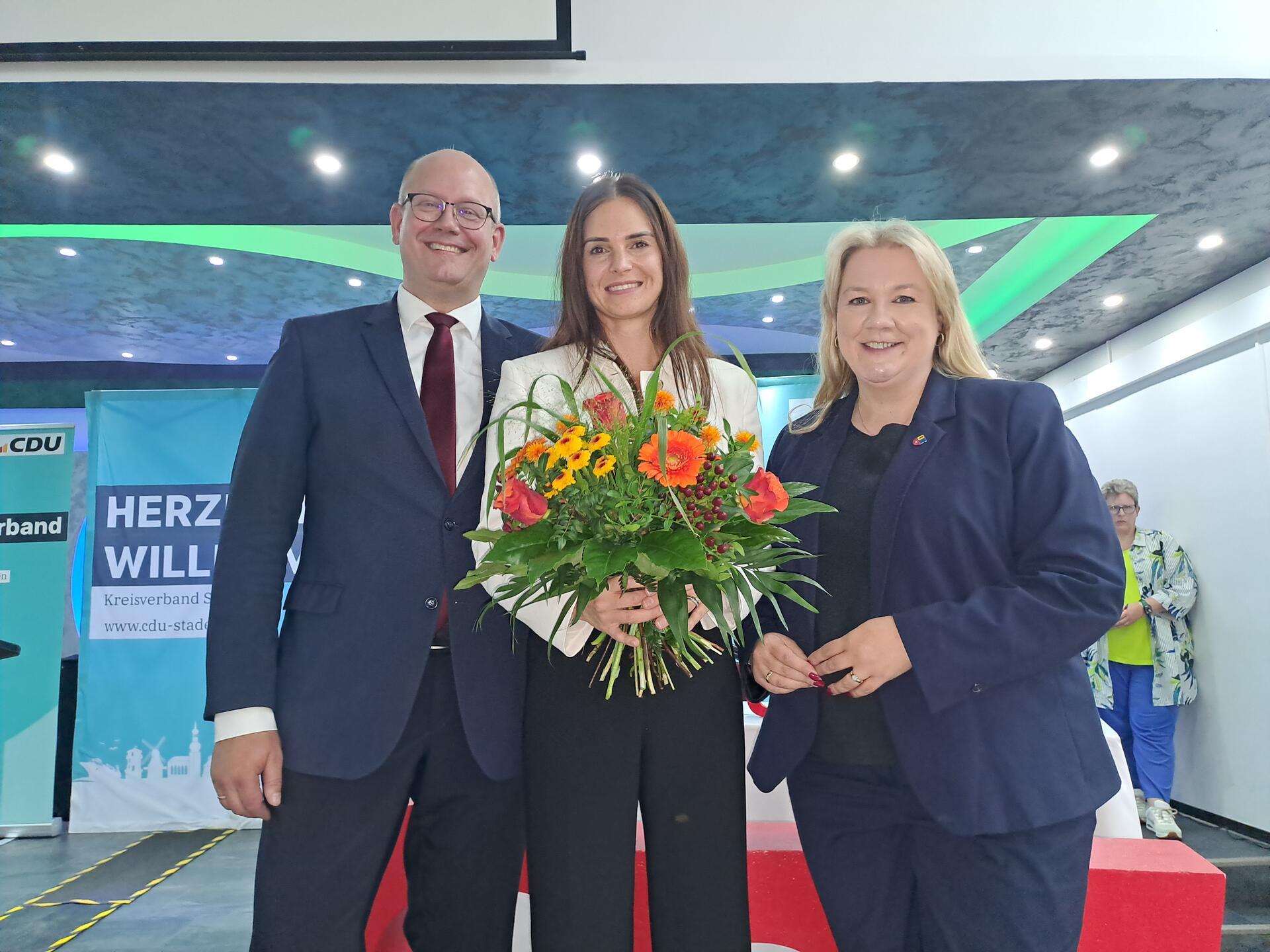 Freude und Erleichterung nach der Wahl: Vanessa Kim Zobel wird von den CDU-Kreisvorsitzenden Marco Mohrmann (Rotenburg) und Melanie Reinecke (Stade) in die Mitte genommen. Die Mehedorferin geht für die CDU im Wahlkreis Stade I/Rotenburg II als Direktkandidatin in den Bundestagswahlkampf 2025. 