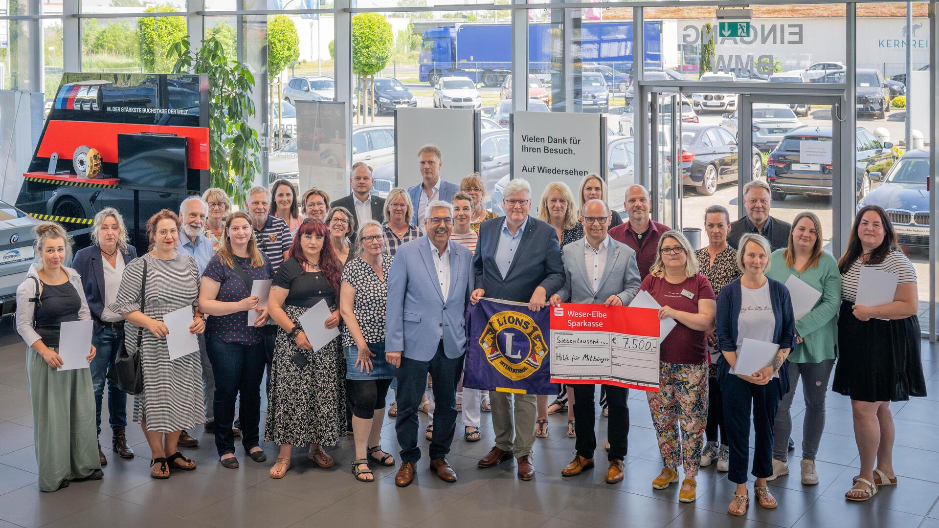 Gruppenbild aller Aktionsteilnehmer und begünstigten Einrichtungen zur Adventskalenderaktion des Lions Clubs Bremerhaven Carlsburg