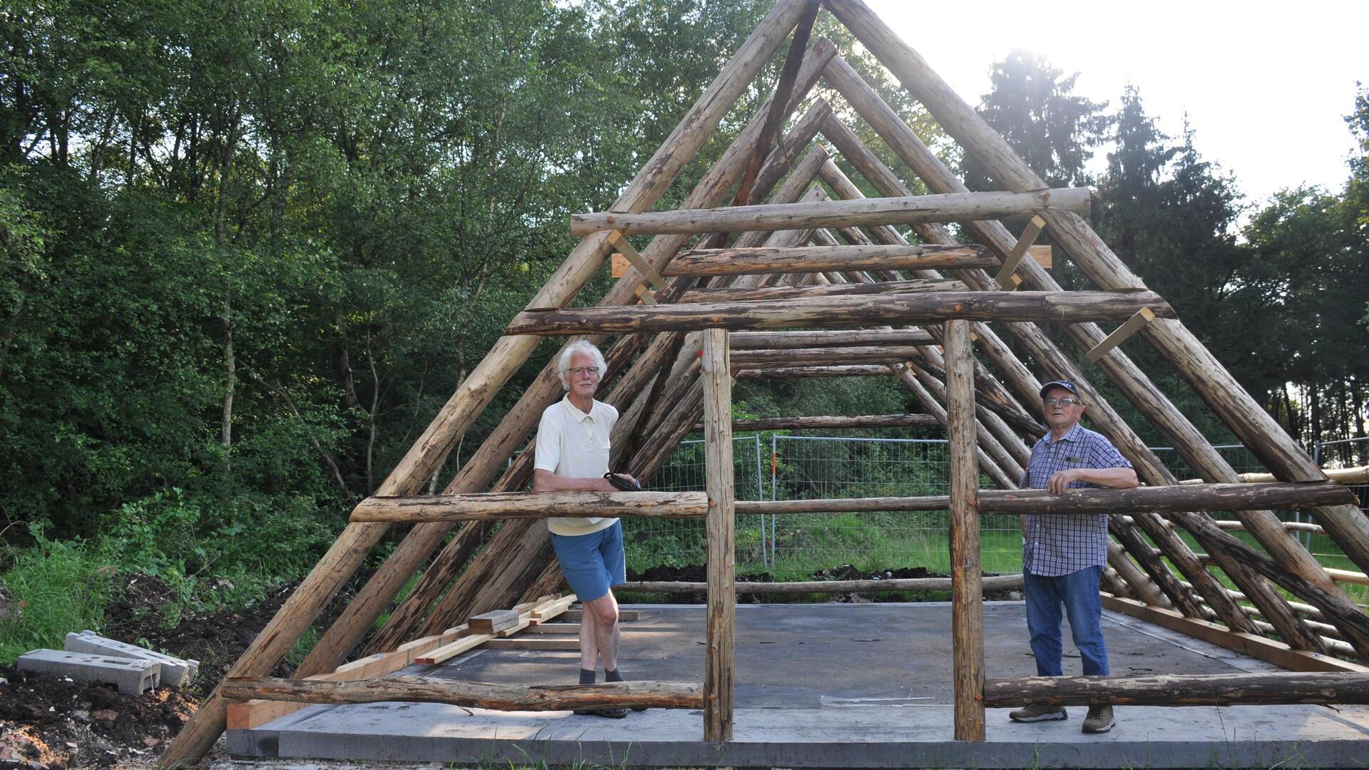 Freuen sich auf das Richtfest im Rahmen des Torftages: Jochen May und Herbert Schnackenberg von den "Treidlers von Kuhstedtermoor".