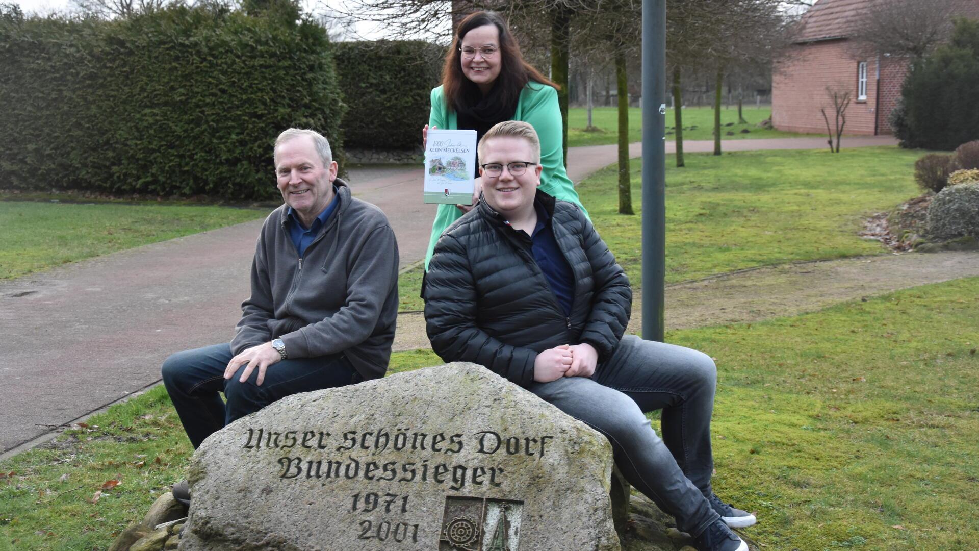 Freuen sich auf die 1000-Jahr-Feier: Klein Meckelsens Bürgermeister Hermann Meyer (links), Festausschuss-Vorsitzender Nico Burfeind und Tina Kuschel vom Team Historie.