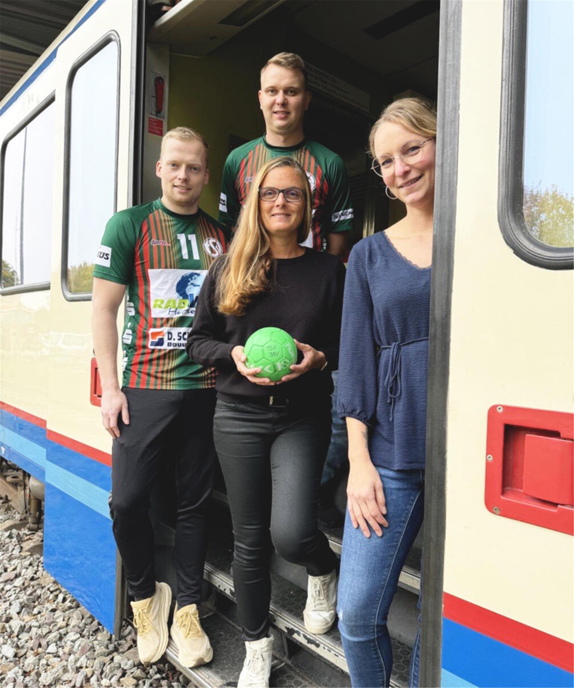 Freuen sich auf die Fahrt nach Rotenburg: Jannes Hollstein, Hannes Meinke, Abteilungsleiterin Sandra Pragmann und EVB-Mitarbeiterin Anne Oberwemmer.