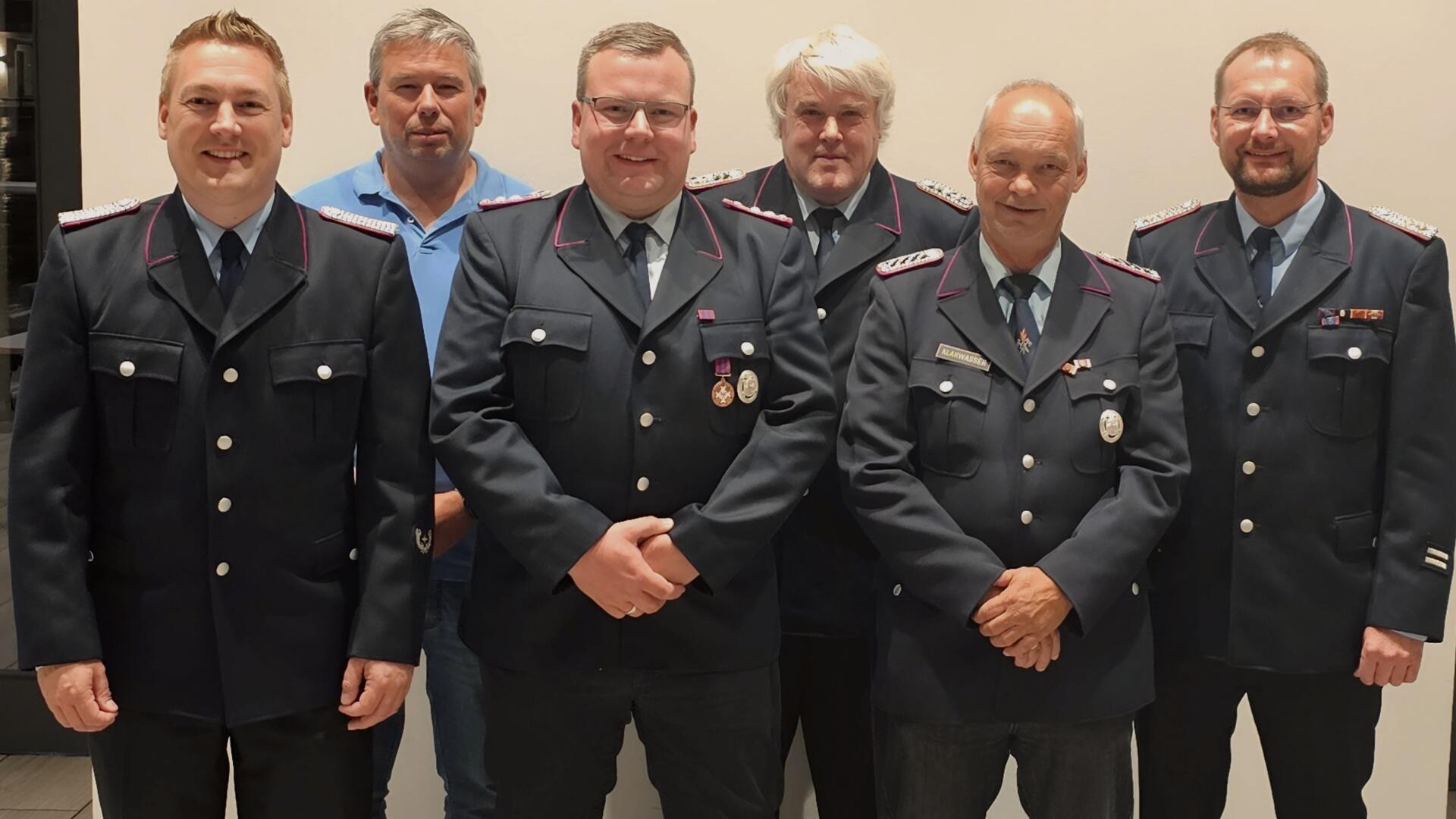 Freuen sich, dass die Ortsfeuerwehr Kuhstedt auch in Zukunft gut aufgestellt ist: Gemeindebrandmeister Timm Meyer (von links), der allgemeine Stellvertreter des Bürgermeisters Frank Schröder, der neue Ortsbrandmeister Alexander Riekenberg, der ehemalige stellvertretende Ortsbrandmeister Johannes Hinck und sein Nachfolger Jozef Klarwasser und der stellvertretende Gemeindebrandmeister Meik Mahnstein. Auf dem Foto fehlt der ehemalige Ortsbrandmeister Stefan Kleiner.