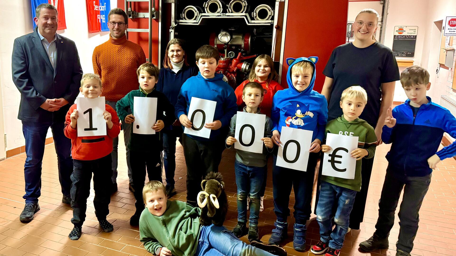 Ein Bild von der Spendenübergabe an die Kinderfeuerwehr. 