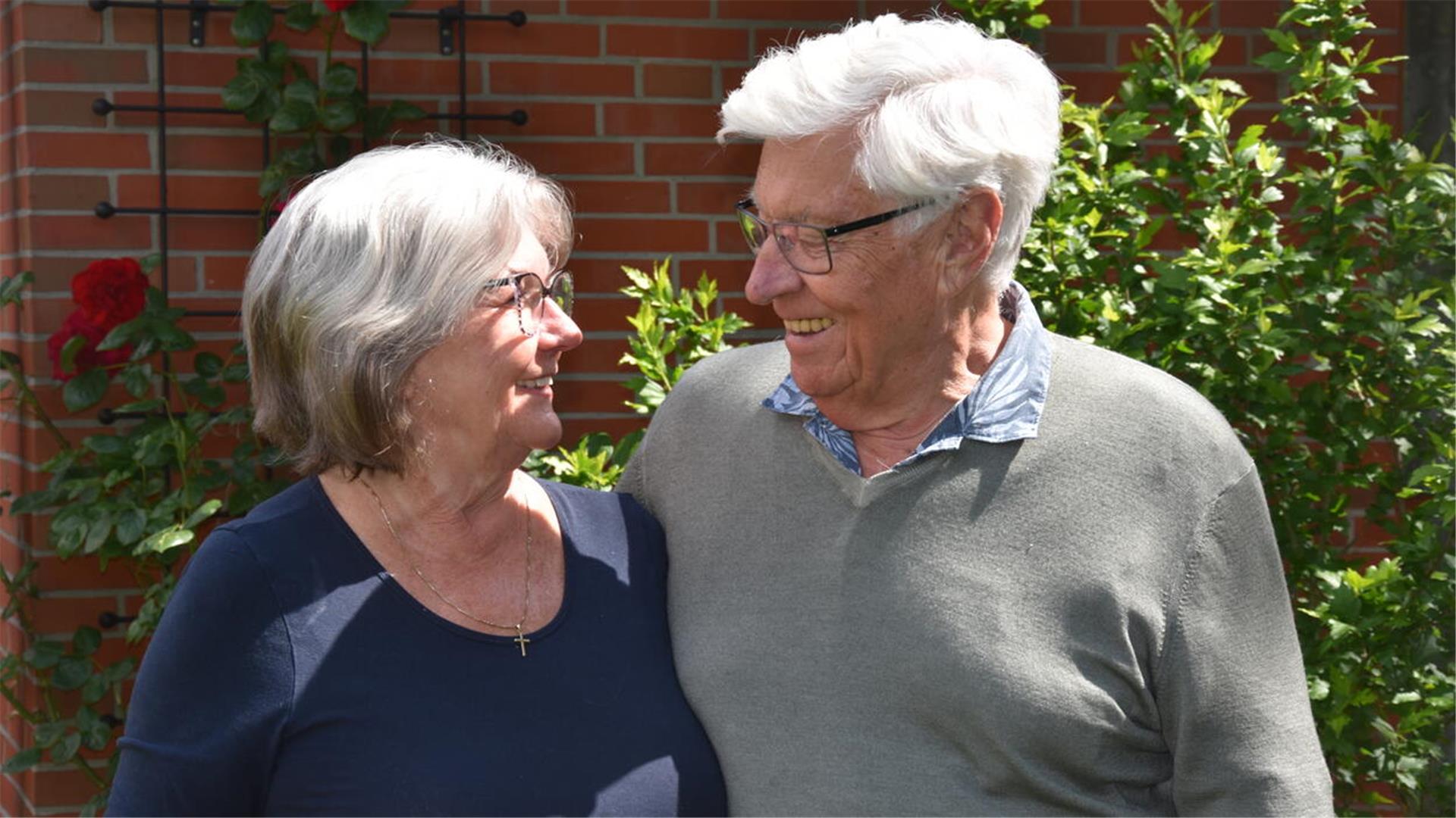 Das Foto zeigt Margret und Hartmut-Hans Schmidt im Garten. 