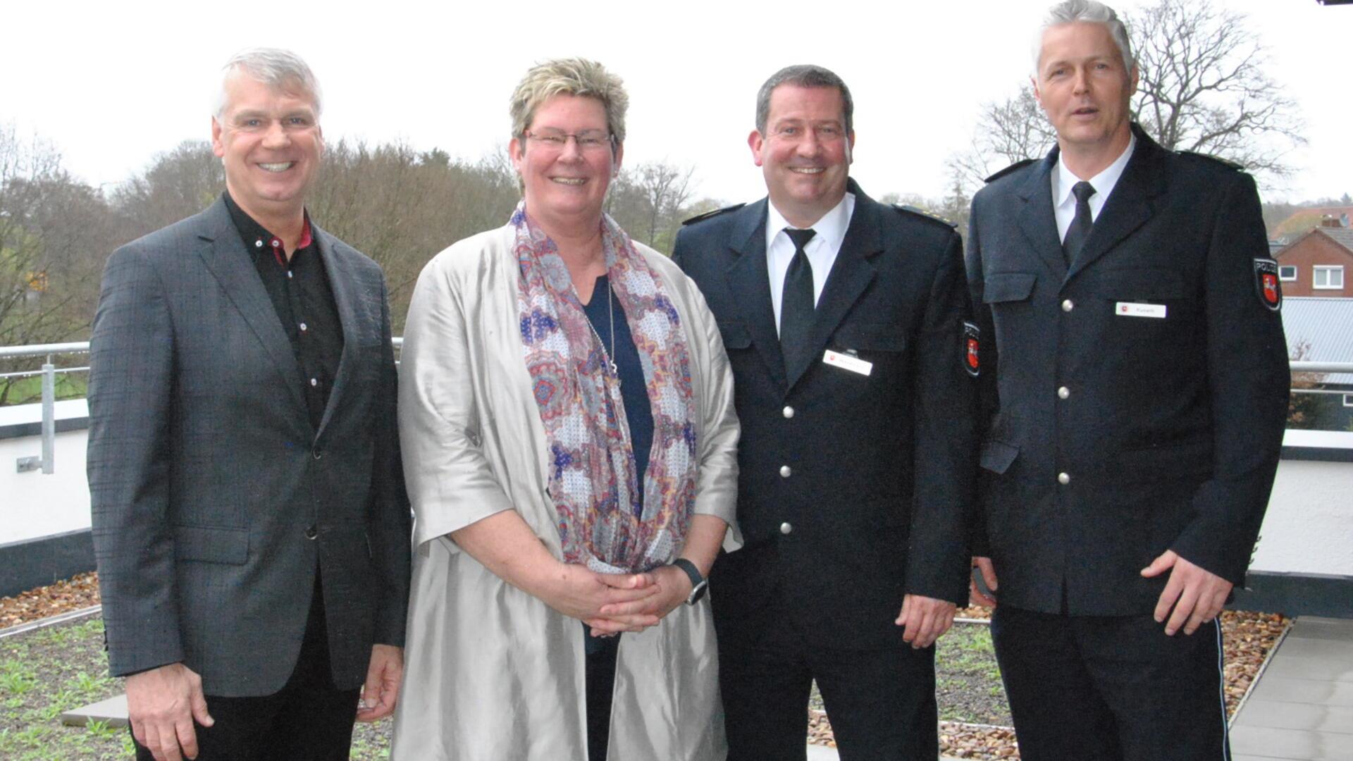 Freuen sich über das neue Dienstgebäude Auf den Diekackern in Zeven (von links): Landespolizeipräsident Axel Brockmann, Andrea Schürmann, Leiterin Polizeikommissariat Zeven, Jörg Wesemann, Leiter Polizeiinspektion Rotenburg, Polizeioberrat Andreas Kunath, Vertreter der Behörde.