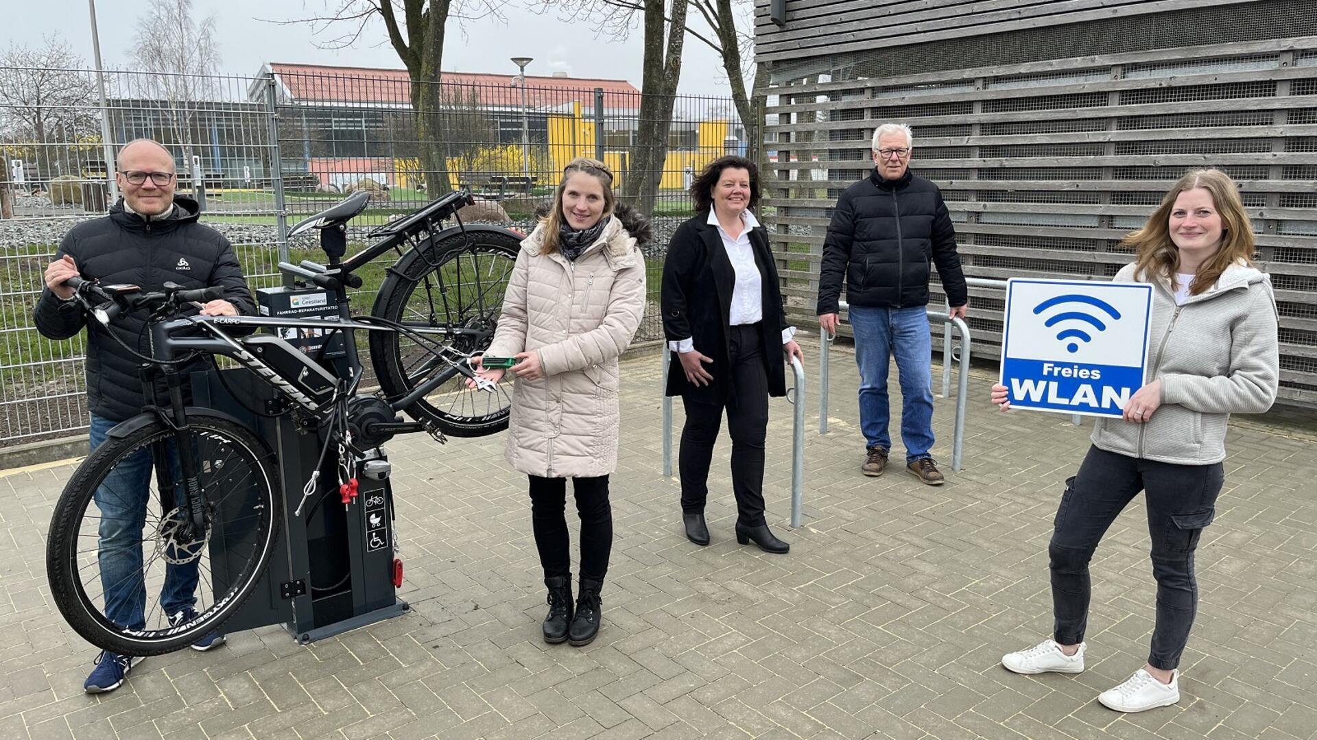 Freuen sich über den neuen Fahrradabstellplatz neben der Rad+Bus-Station (von links): Thomas Kuberski (Ortsbürgermeister), Jasmin Weißbrodt (Landkreis Cuxhaven), Gabi Kasten (Bürgermeisterin), Ludwig Augenthaler (Stadt Geestland) und Beke Dahl (Touristinfo).