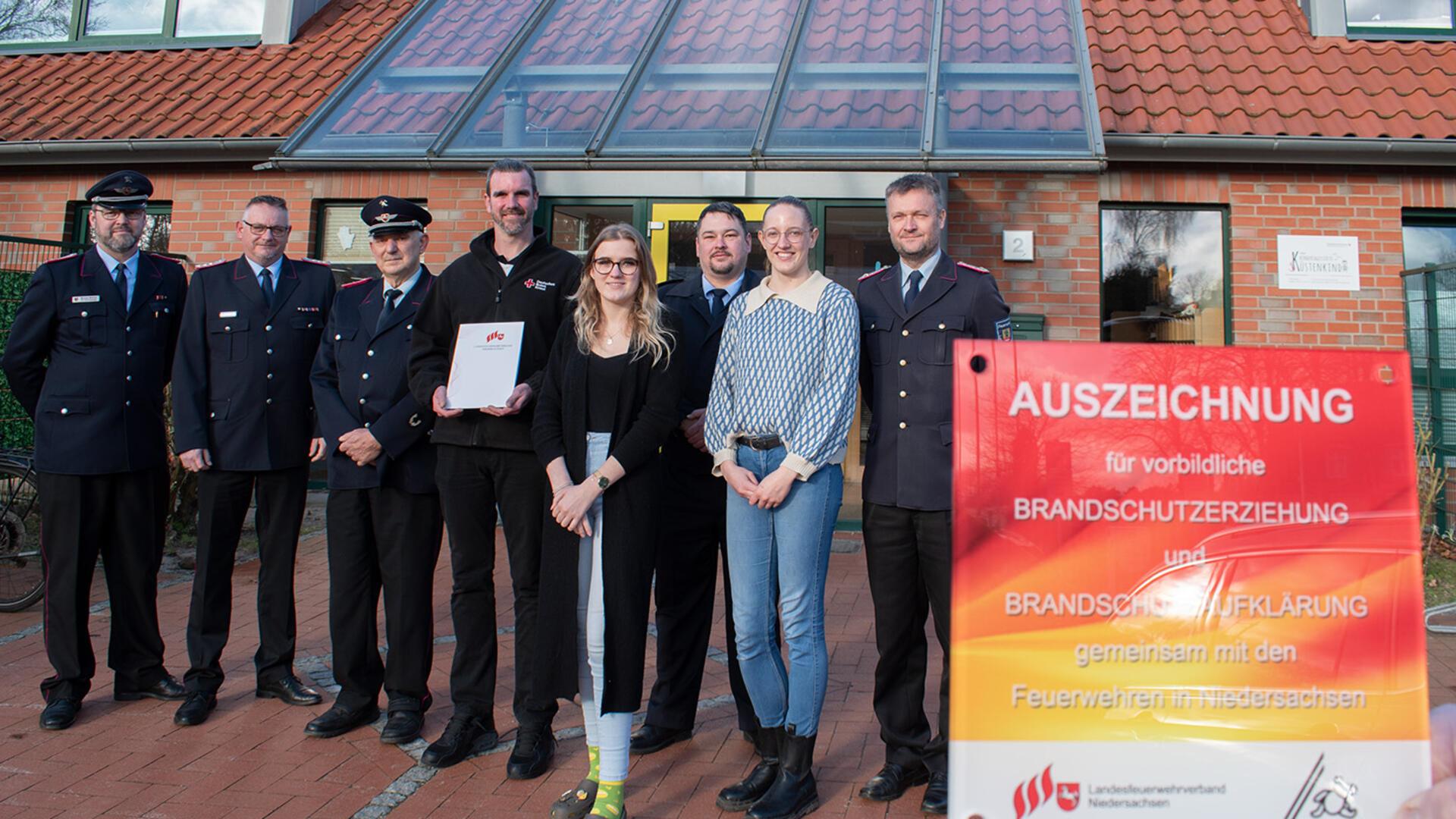 DRK-Kita in Nordholz für langjährige Brandschutzerziehung ausgezeichnet