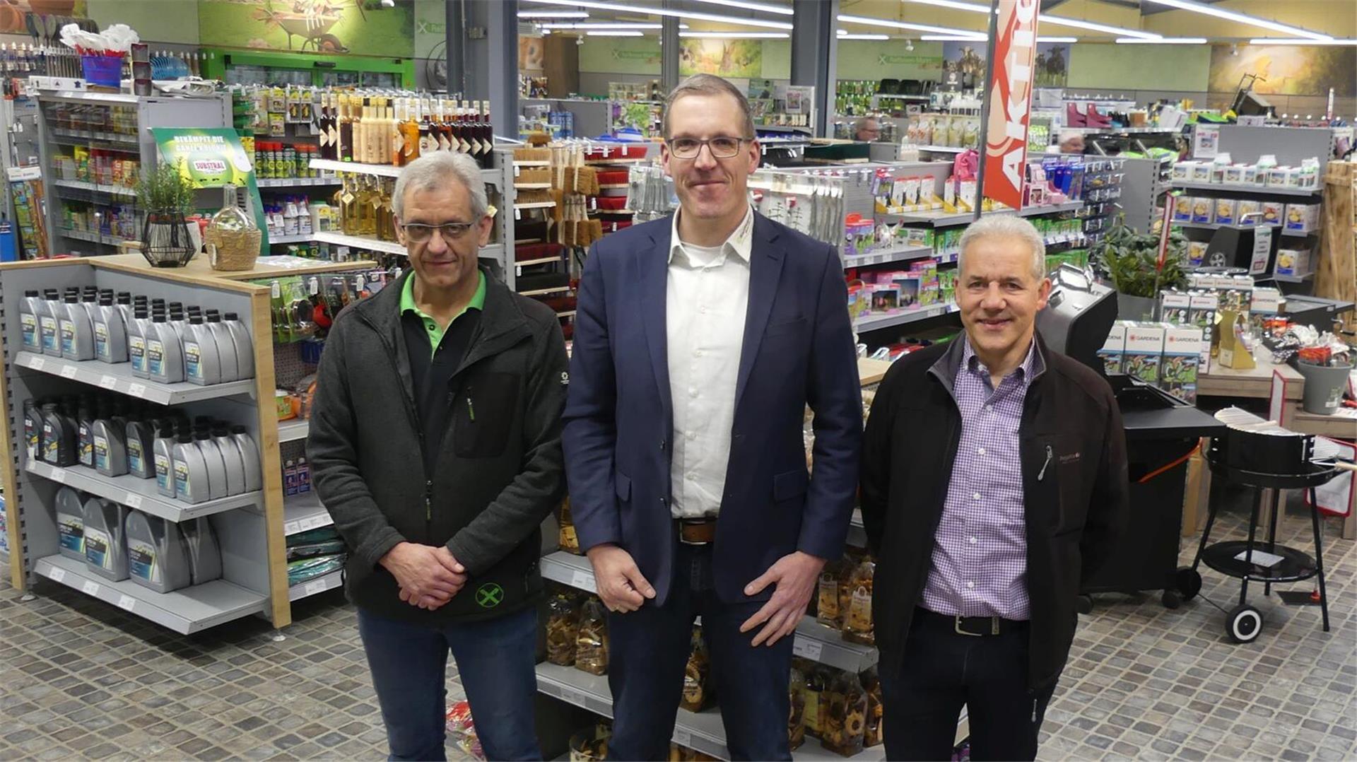 Freuen sich über die Neueröffnung das Raiffeisen-Marktes in Dorum, v.l. Filialgeschäftsführer Wolfgang Steinmann, Raiffeisen Weser-Elbe Geschäftsführer Dr. Hauke Bronsema und Raiffeisen Bereichsleiter Sven Weyts.