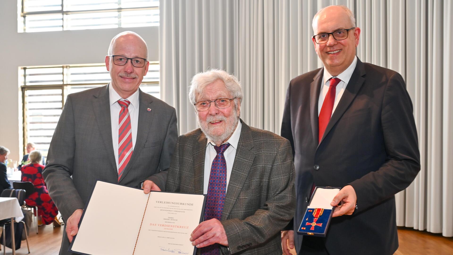 Torsten von Haaren (von links), Friedel Ditsche und Andreas Bovenschulte bei der Verleihung des Bundesverdienstkreuzes im Deutschen Auswandererhaus.