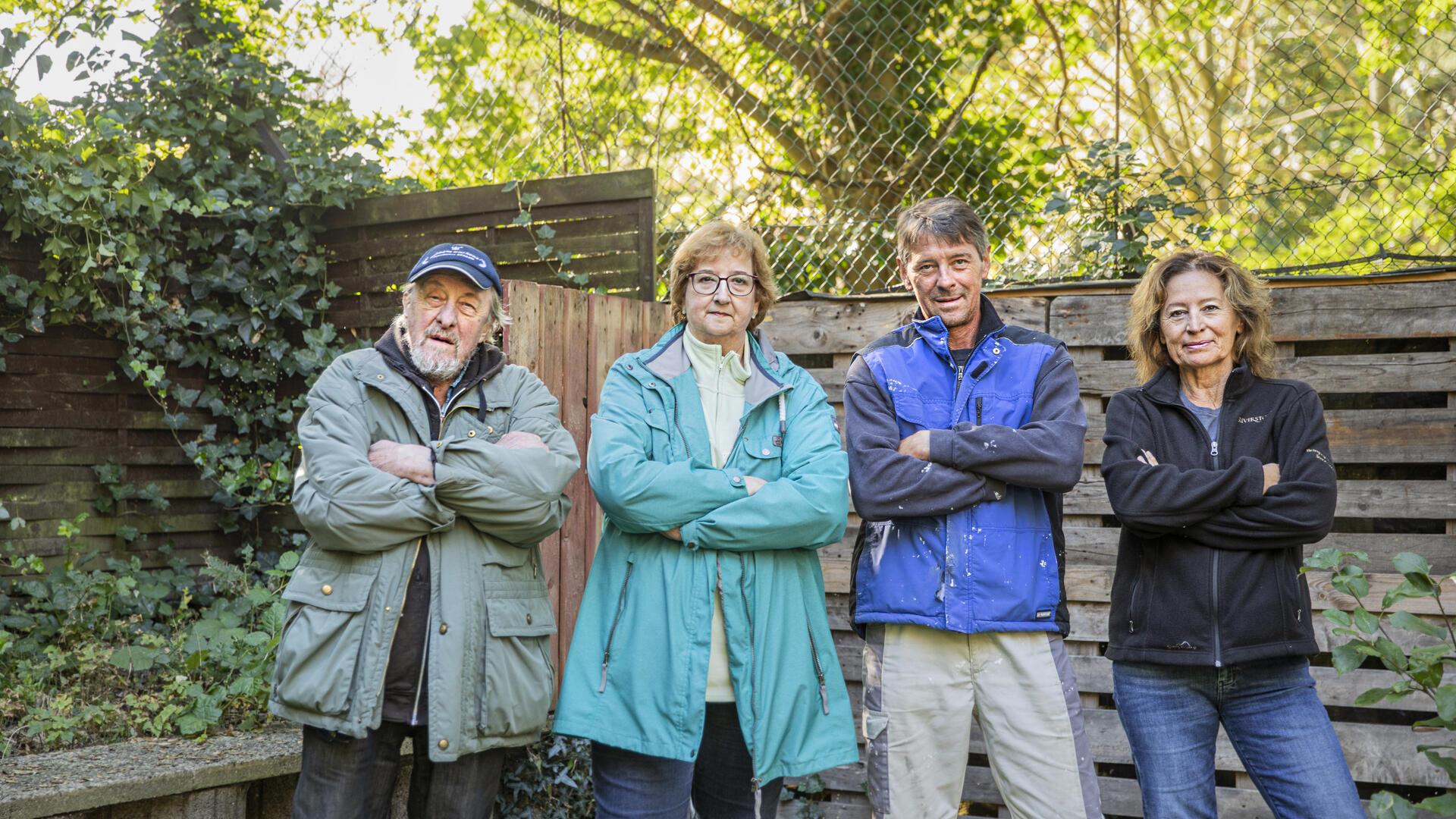 Friedel Wenzel, Brigitte Weinhold, Jens Schülmann und Heike Ruppert (von links nach rechts) möchten nicht zulassen, dass man ihnen die grüne Oase mitten in der Stadt wegnimmt.