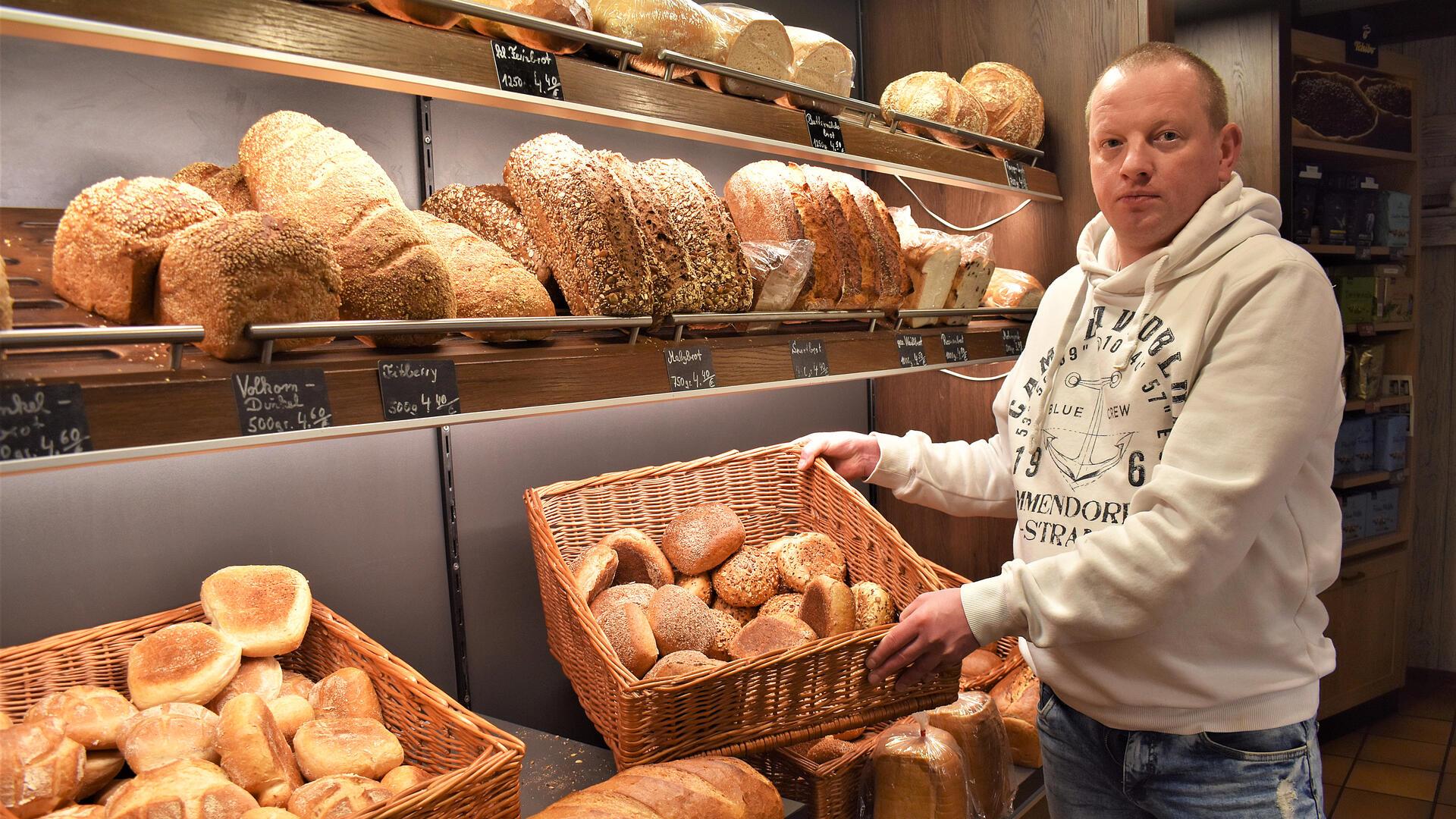 Ein Bäcker vor seinem Regal