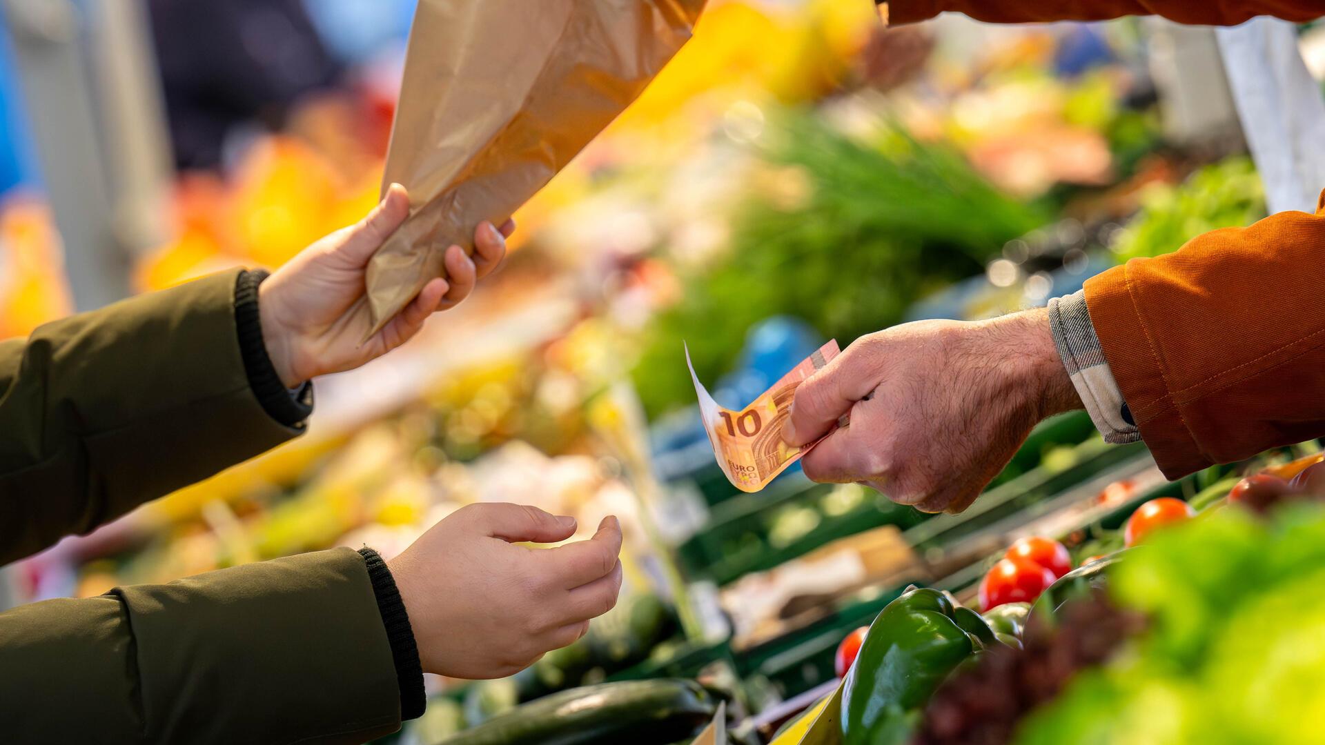 Frisches Obst und Gemüse am Wochenmarktstand sind bei den Kunden beliebt.