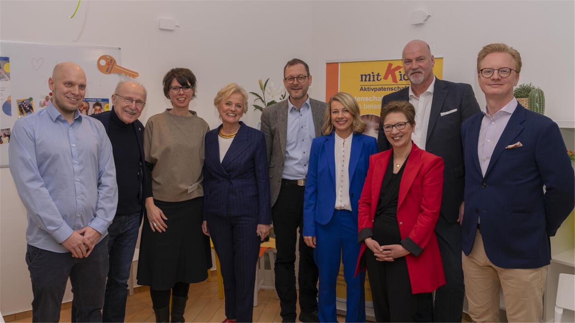 Froh über das neue Domizil (von links): Marc Dieckell, Willi Lemke, Sandra Ullrich-Rahmer, Ingrid Ehlerding, Martin Günthner, Cassandra Fee Berndt, Dr. Claudia Schilling, Carsten Haake und John Ehlerding.