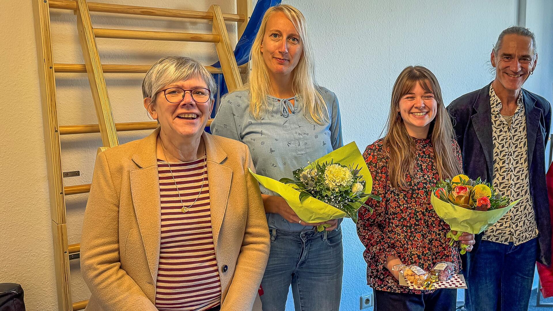 Frohe Gesichter bei der Einweihungsfeier, zu sehen sind von links: Superintendentin Jutta Rühlemann, Melanie Bukowski (Ergotherapeutin), Céline Schultz (Ergotherapeutin) und Eberhard Schneider (Ergotherapeut in der Tagesstätte).