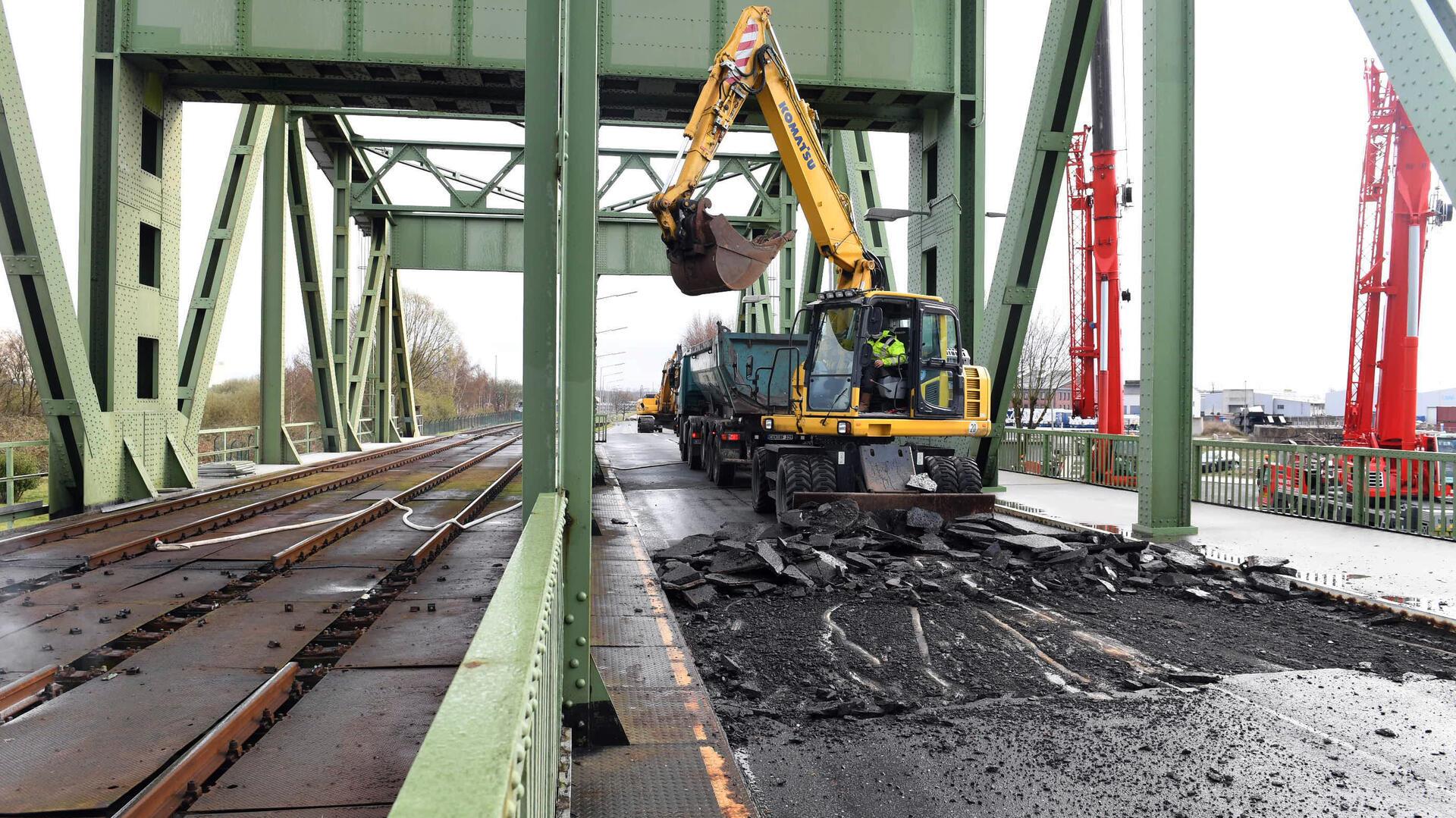 Bagger auf der alten Drehbrücke