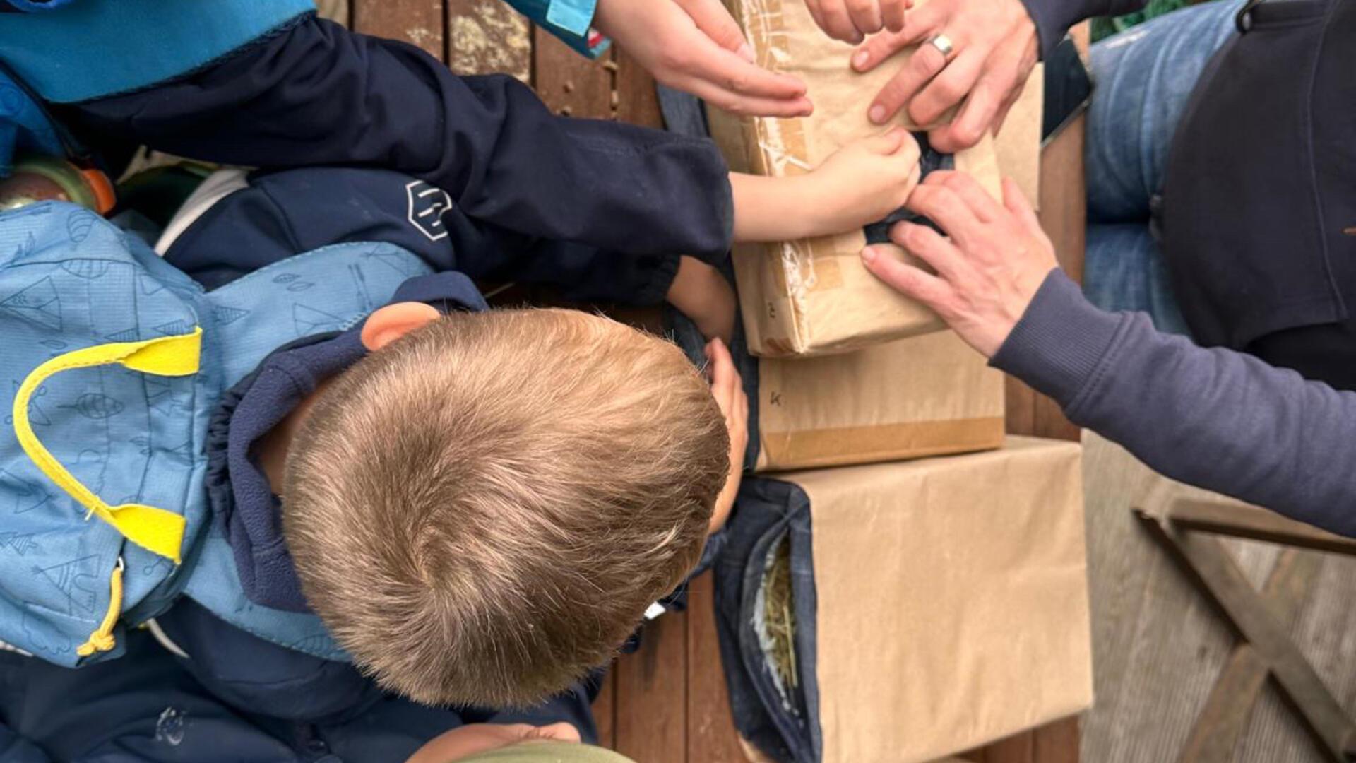 Fühlen, was drin steckt, in der kleinen Kiste.