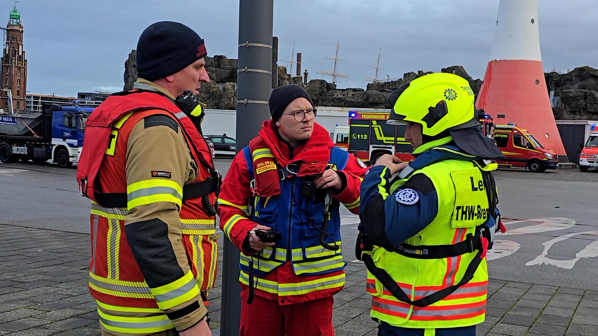 Führungskräfte der Feuerwehr, DLRG und THW besprechen sich