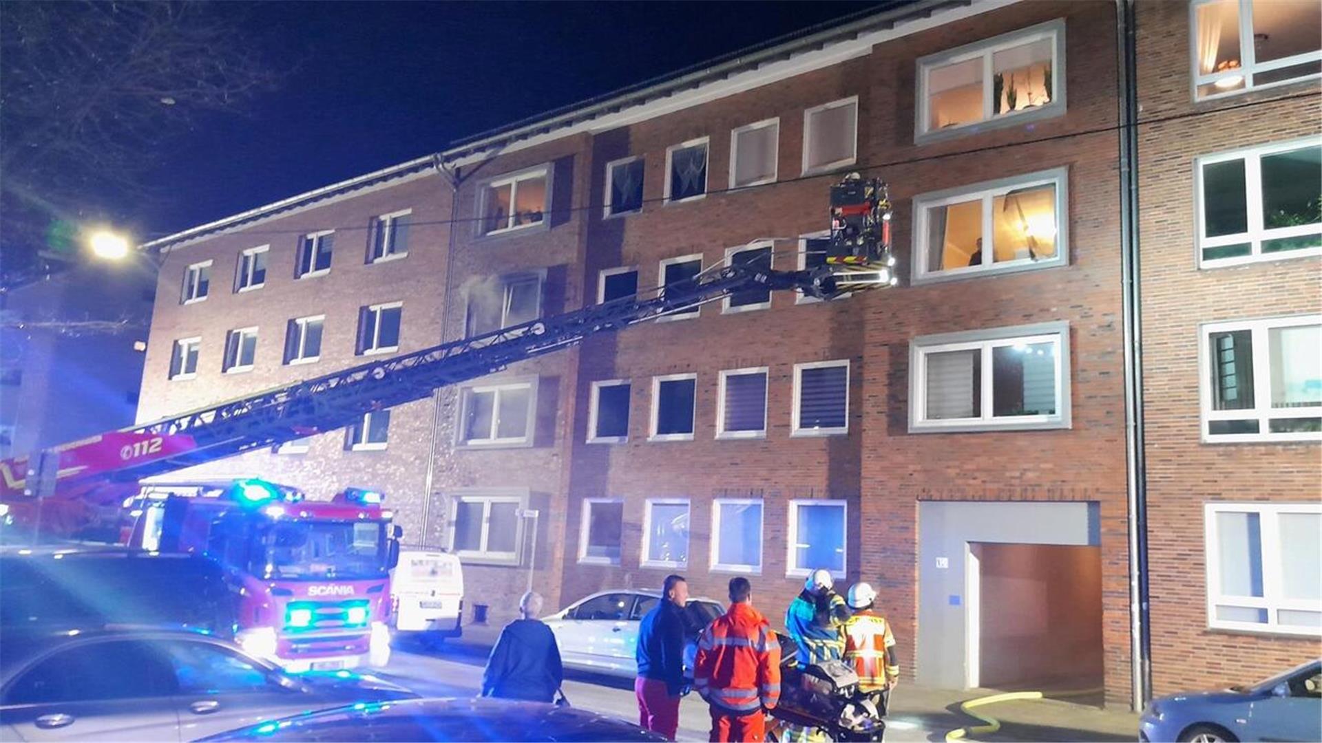 Fünf Personen musste beim Verlassen des Hauses von der Feuerwehr geholfen werden.