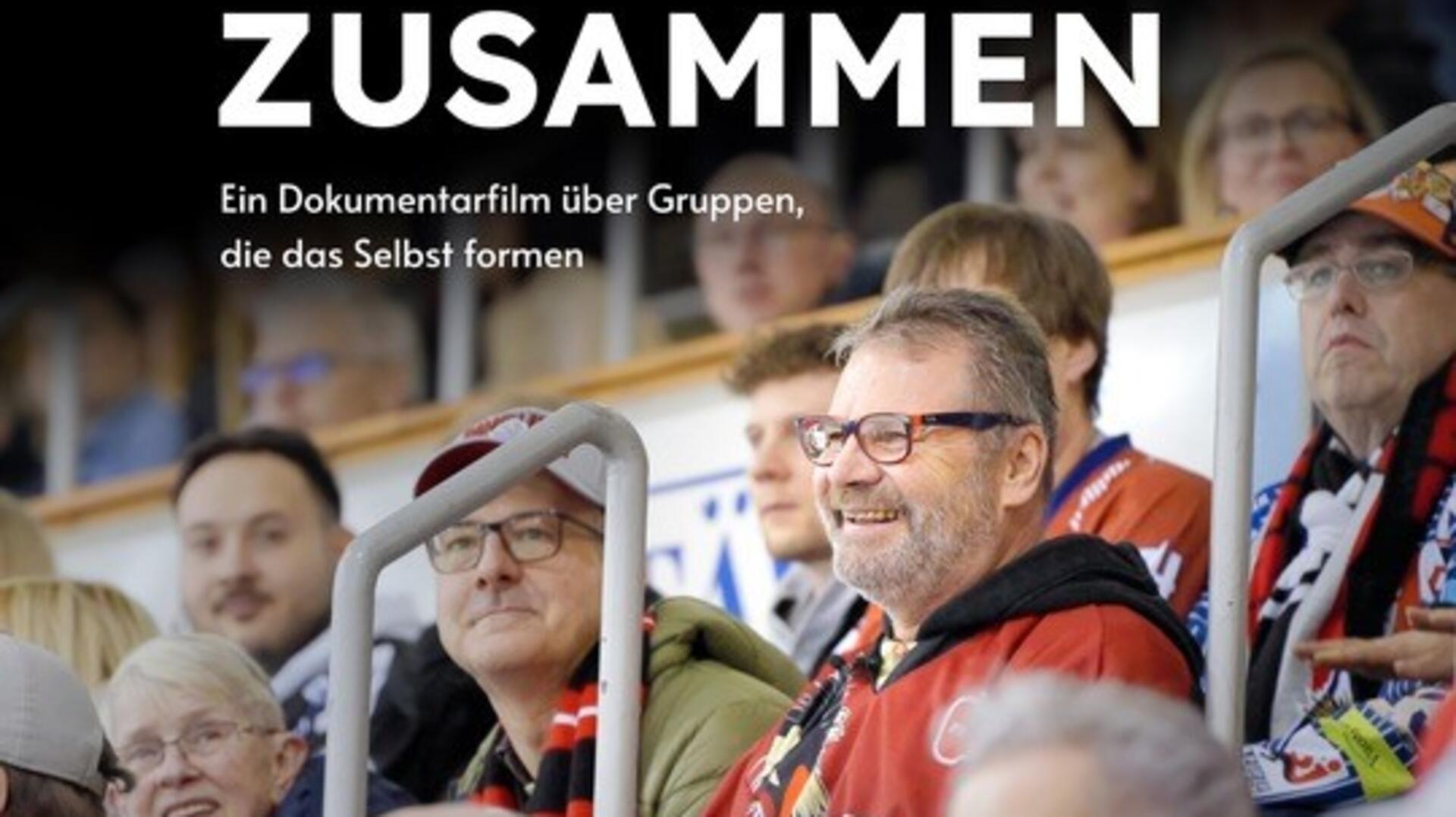 Filmplakat zeigt Eishockey-Fans auf einer Zuschauertribüne. Darüber steht der Titel "Zusammen" und der Untertitel "Ein Dokumentarfilm über Gruppen, die das Selbst formen".