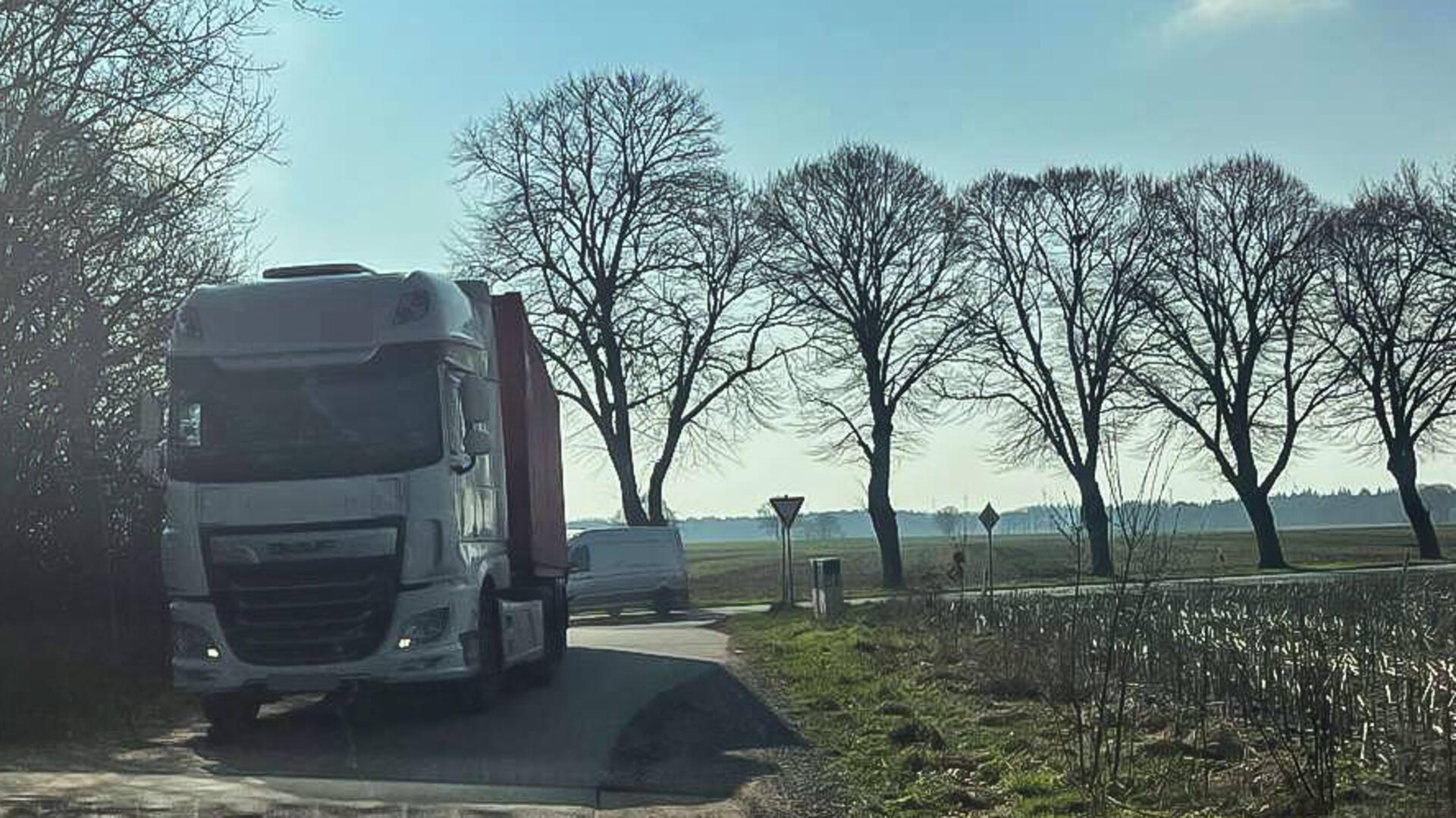 Für Fahrzeuge ab zwölf Tonnen verboten: Dieser Lkw wiegt deutlich mehr und ist trotzdem von der Lehnstedter Straße in den Hagener Weg abgebogen. 