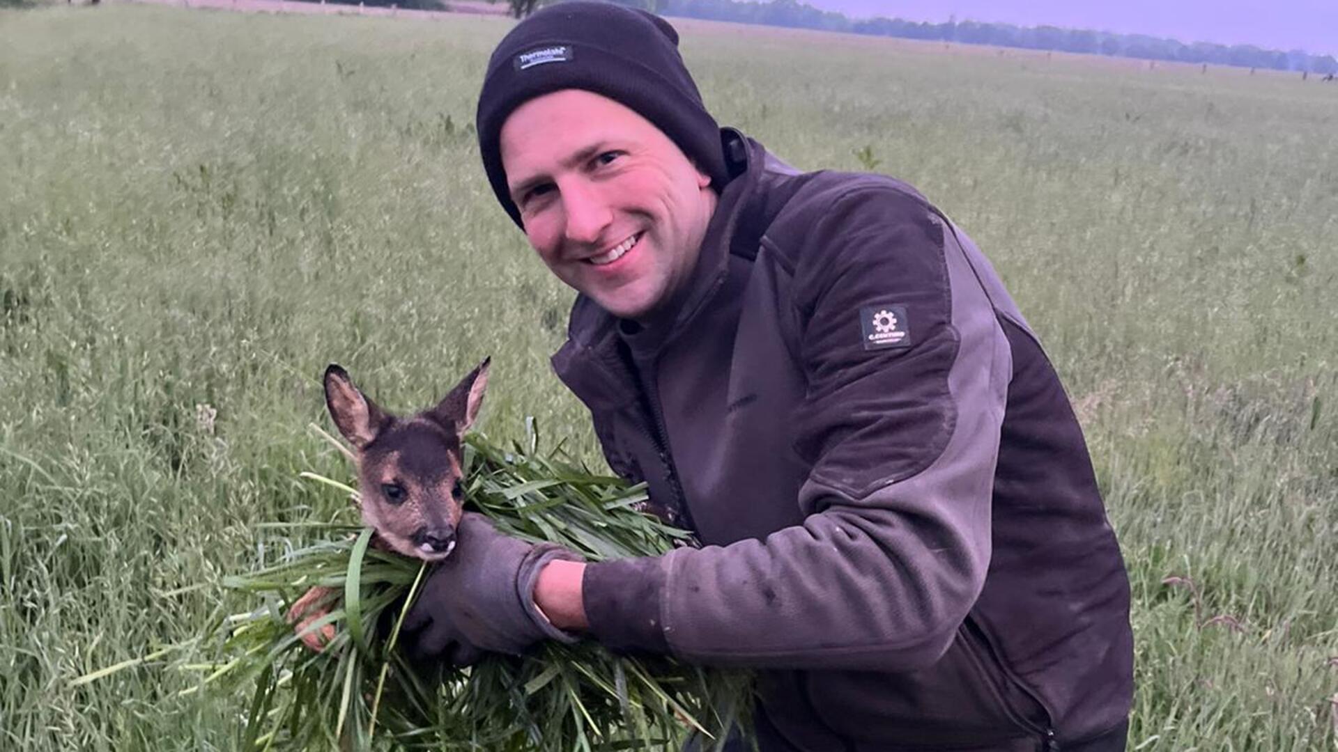 Für Junglandwirt Sven Schröder ist es eine Selbstverständlichkeit, vor den ersten Grünschnitten, die Flächen abzusuchen.