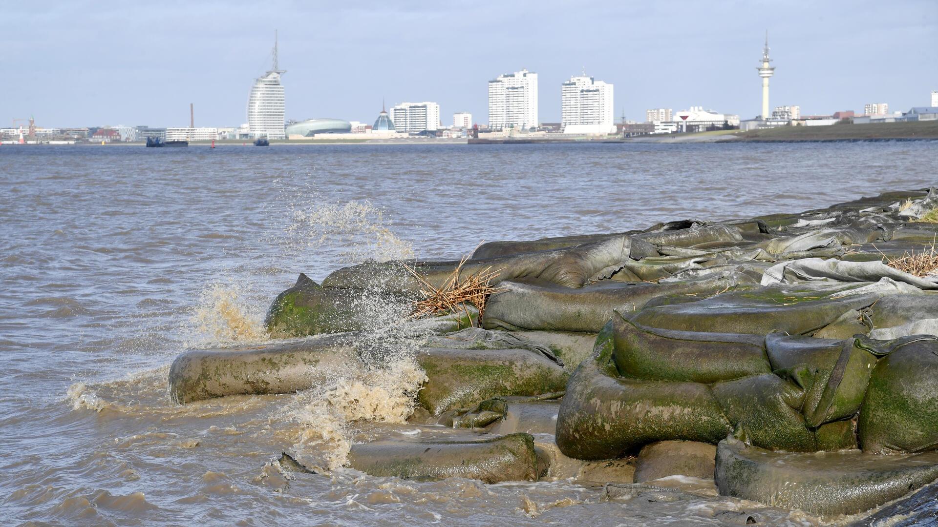 Küste mit Bremerhaven im Hintergrund