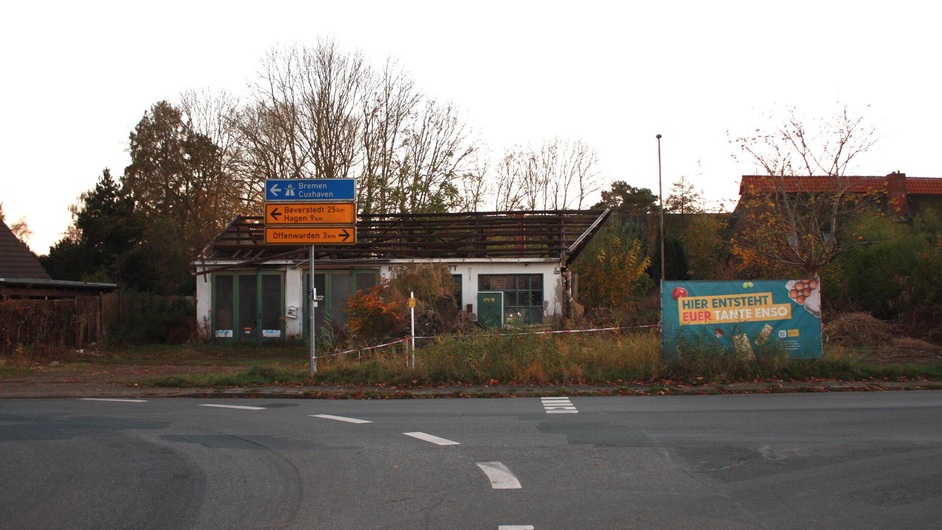 Heruntergekommenes Gebäude an einer Straße