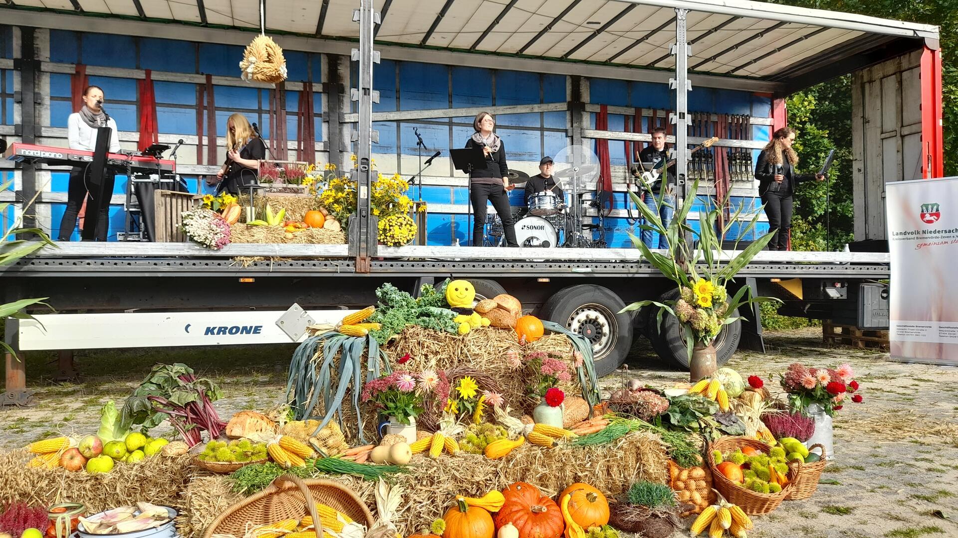 Für den musikalischen Rahmen sorgte die Band „Water & Wine“. Wie auch schon bei ihren Auftritten bei den Trecker-Gottesdiensten in Zeven begeisterten sie die Besucher mit ihrer modernen Kirchenmusik.