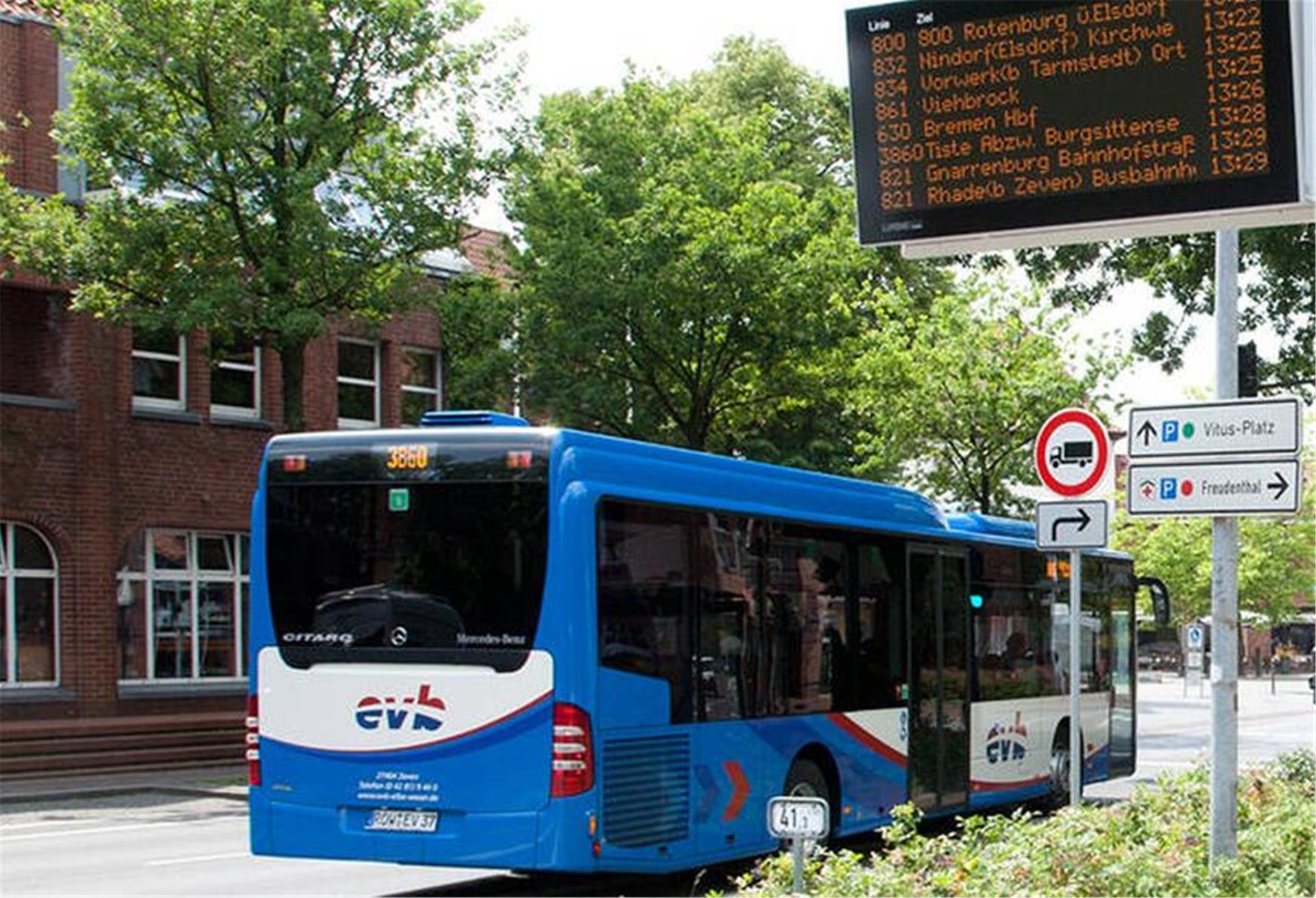 Ein Bus steht am Zevener Busbahnhof.