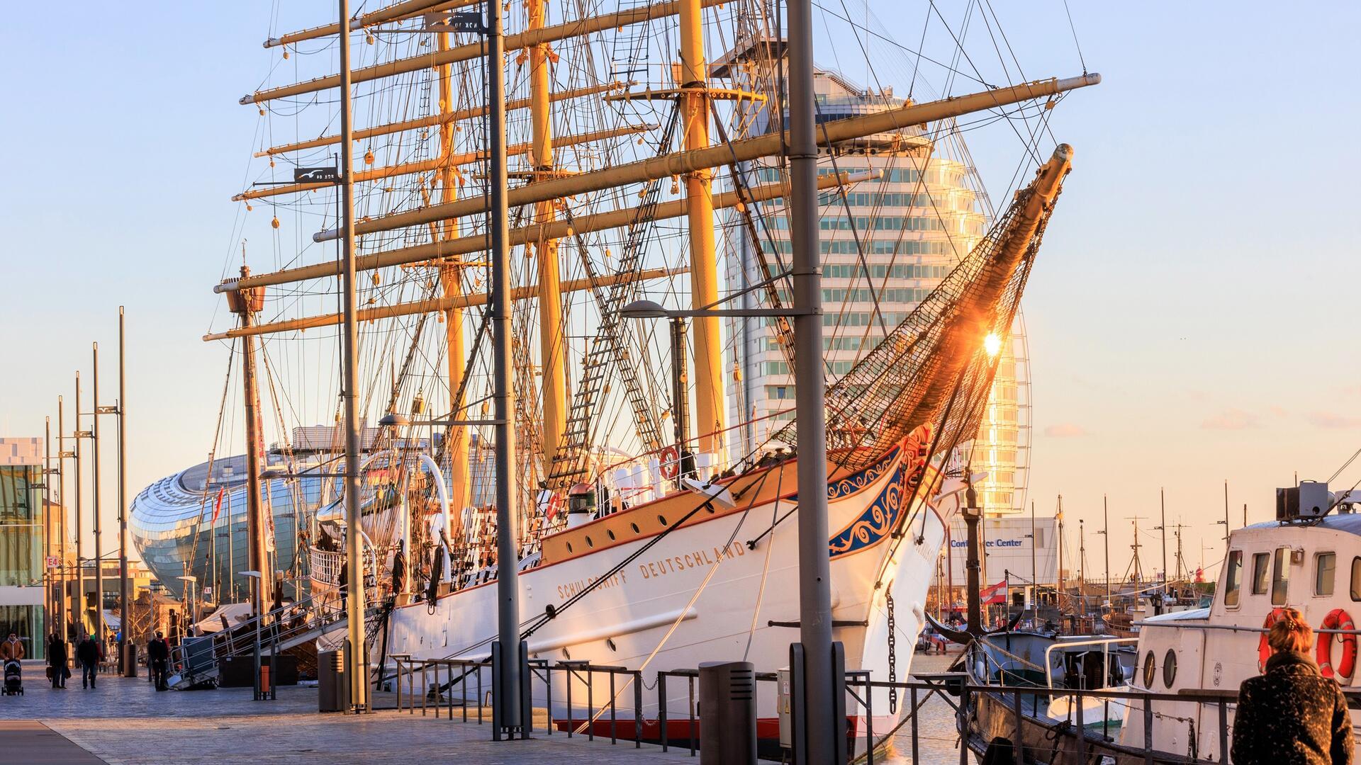 Schulschiff Deutschland an ihrem Liegeplatz im Neuen Hafen