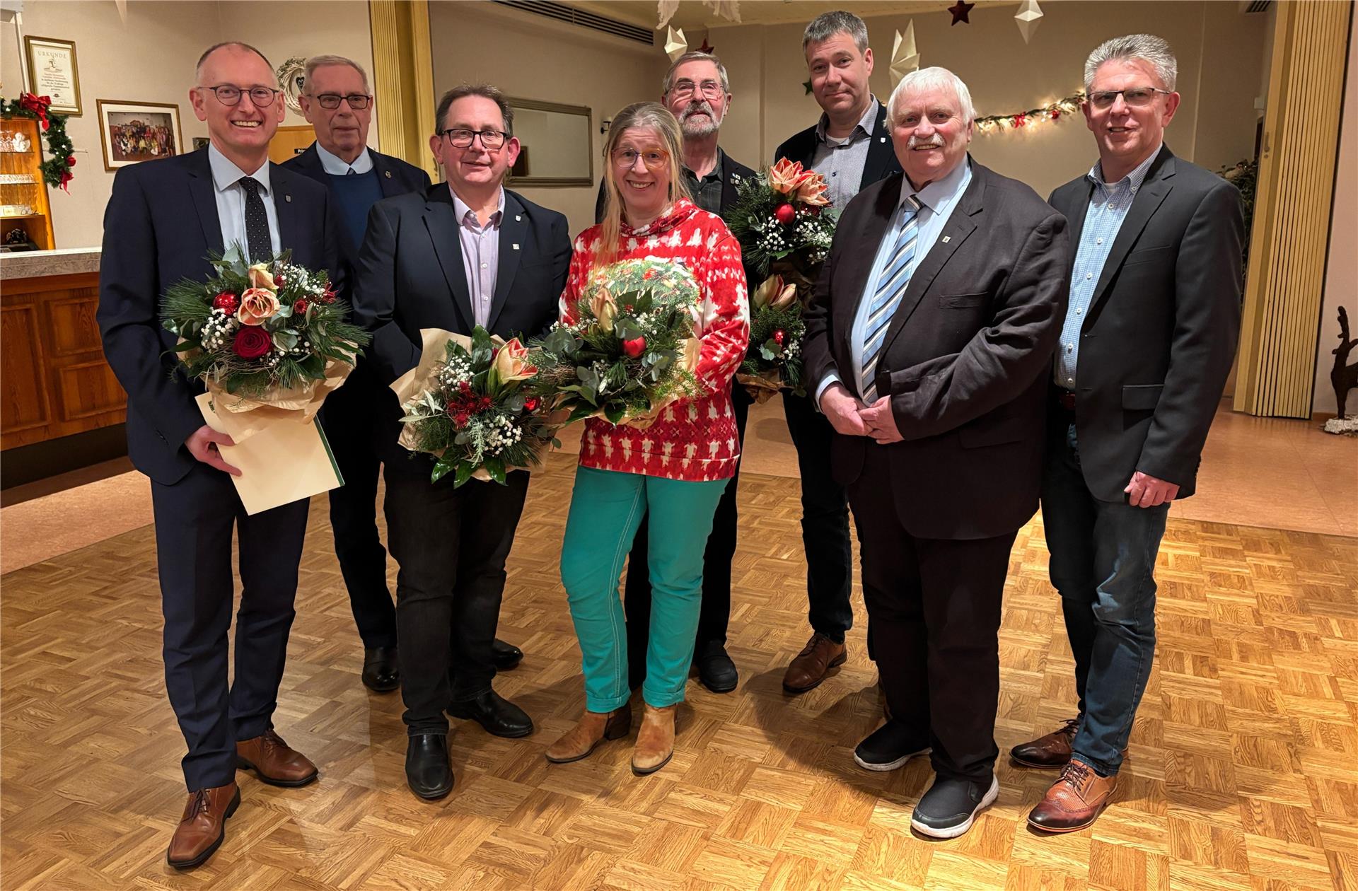 Für ihr Engagement geehrt wurden Bürgermeister Detlef Wellbrock (von links), Holger Onken, Andrea Dellas, Ralf Hedderich und Lars Behrje. Susanna Köster fehlt auf dem Foto. Es gratulierten der Ratsvorsitzende Fritz Grieger (Zweiter von links), sein Vertreter Heino Rabe (Zweiter von rechts) sowie Thorsten Ohlandt vom Städte- und Gemeindebund.