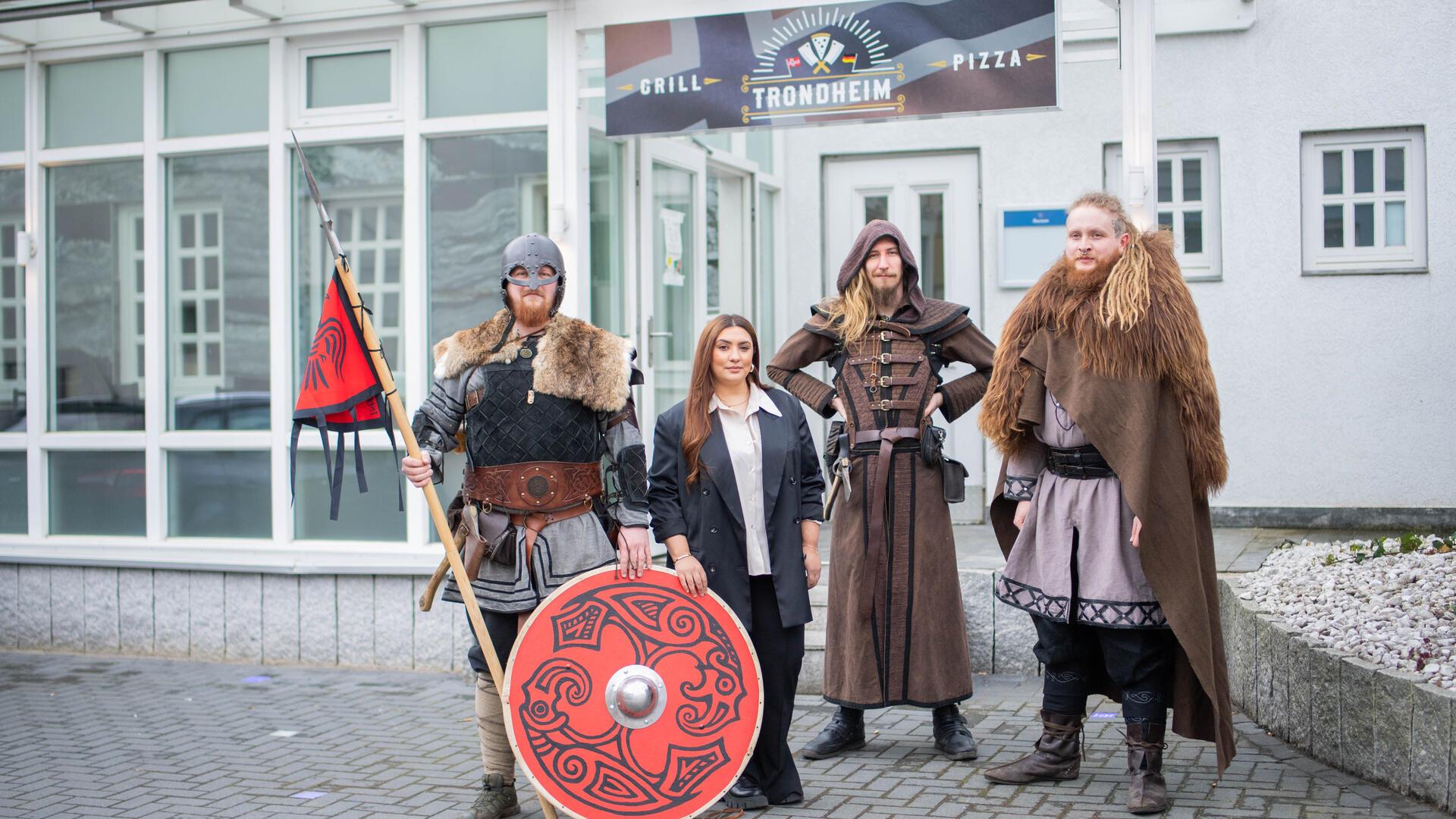 Für skandinavische Atmosphäre sorgen die Freizeitwikinger Dominic, Kevin und Jan (von links) zusammen mit „Trondheim“-Restaurant-Pächtern Sabine Hajrizi.