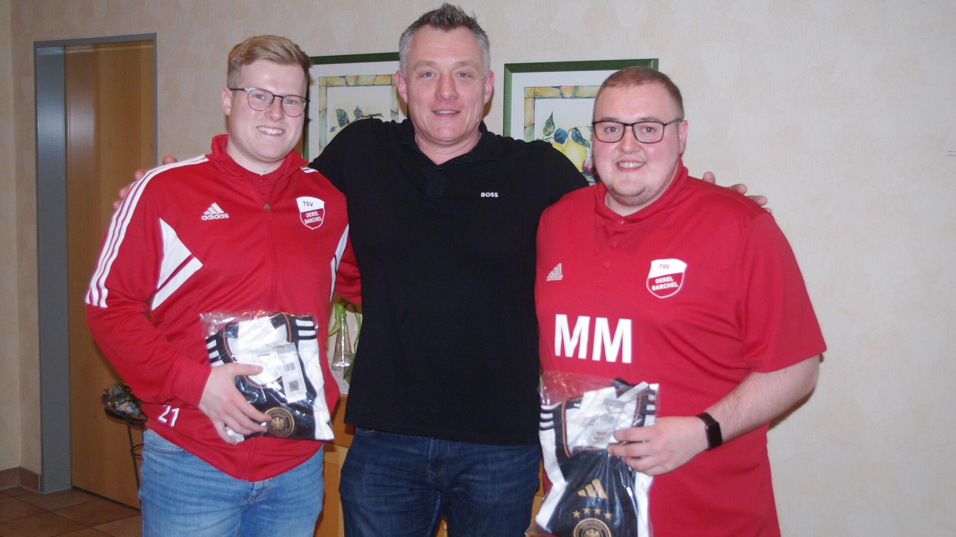 Fußballobmann Bernd Saße (Mitte) mit den beiden „Fußball-Helden“ Jannek Böschen (links) und Marc Müller.