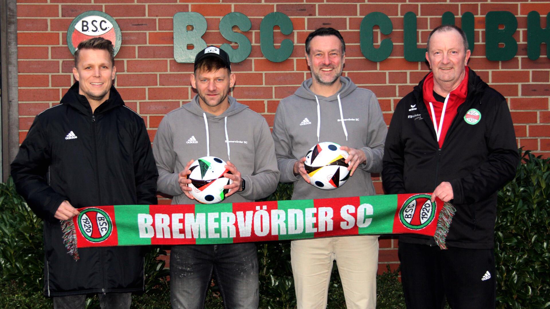 Fußballobmann Christian Gieschen (li.) und BSC-Vorsitzender Udo Engelke (re.) mit dem Trainerduo Meikel Klee und Christopher Dobirr, das im Sommer die Nachfolge von Tobias Wilkens und Malte Kammann antreten will.